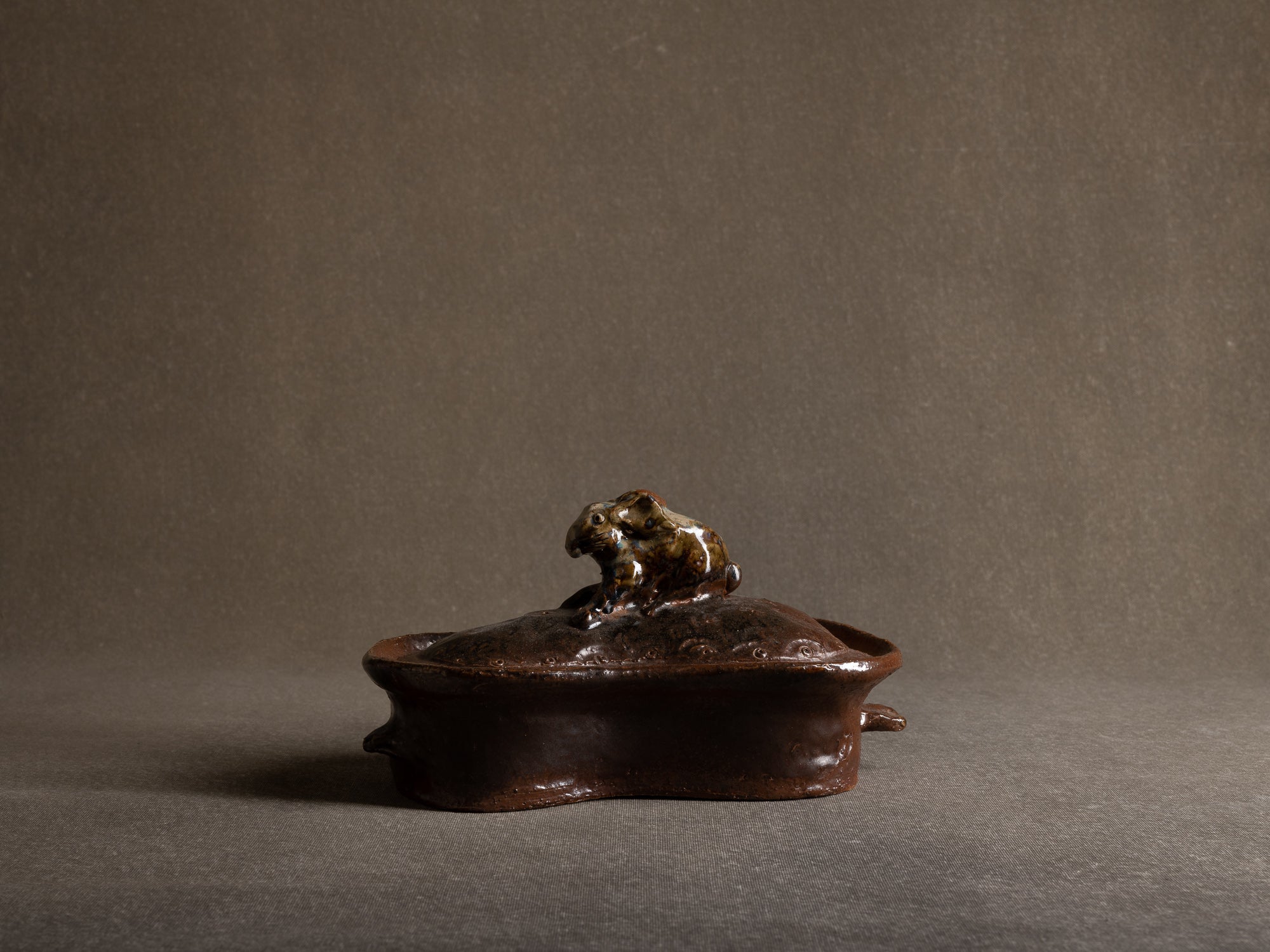Terrine "lapin" en grès de La Borne par Claude Gaget, France (années 1990-2000)..La Borne stoneware rabbit terrine by Claude Gaget, France (1990-2000's)