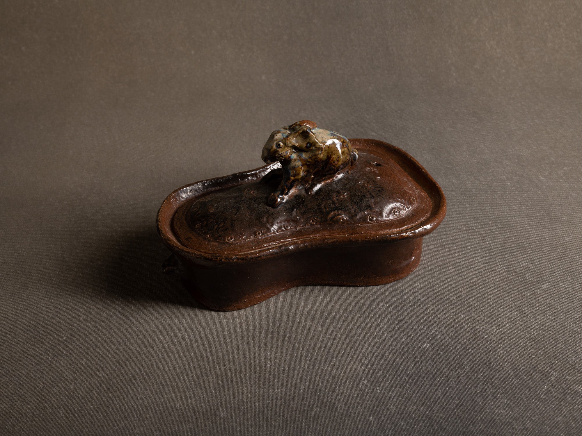 Terrine "lapin" en grès de La Borne par Claude Gaget, France (années 1990-2000)..La Borne stoneware rabbit terrine by Claude Gaget, France (1990-2000's)