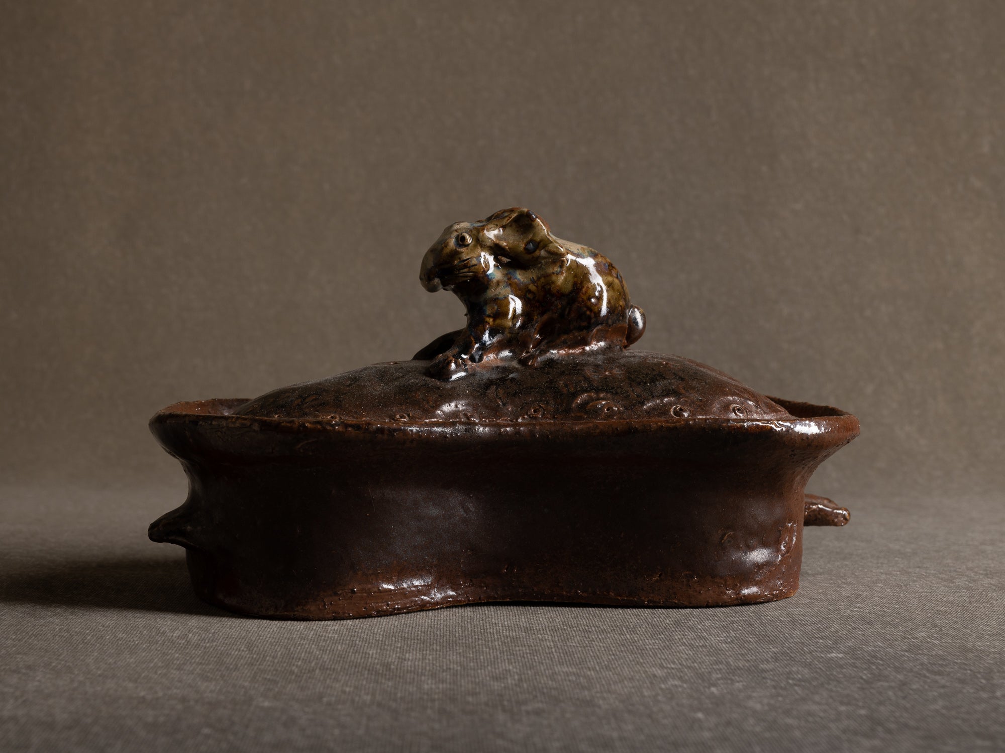Terrine "lapin" en grès de La Borne par Claude Gaget, France (années 1990-2000)..La Borne stoneware rabbit terrine by Claude Gaget, France (1990-2000's)
