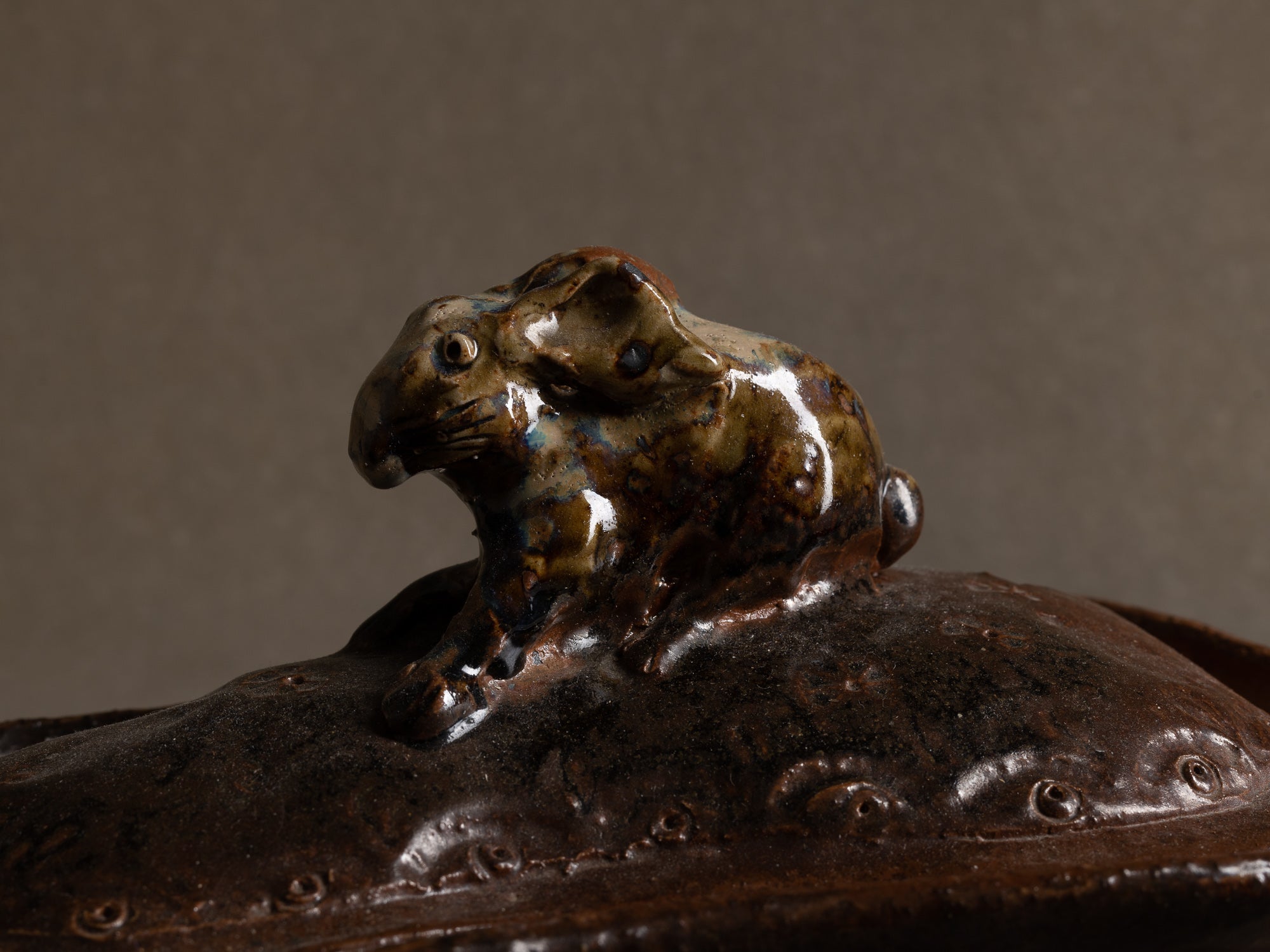 Terrine "lapin" en grès de La Borne par Claude Gaget, France (années 1990-2000)..La Borne stoneware rabbit terrine by Claude Gaget, France (1990-2000's)