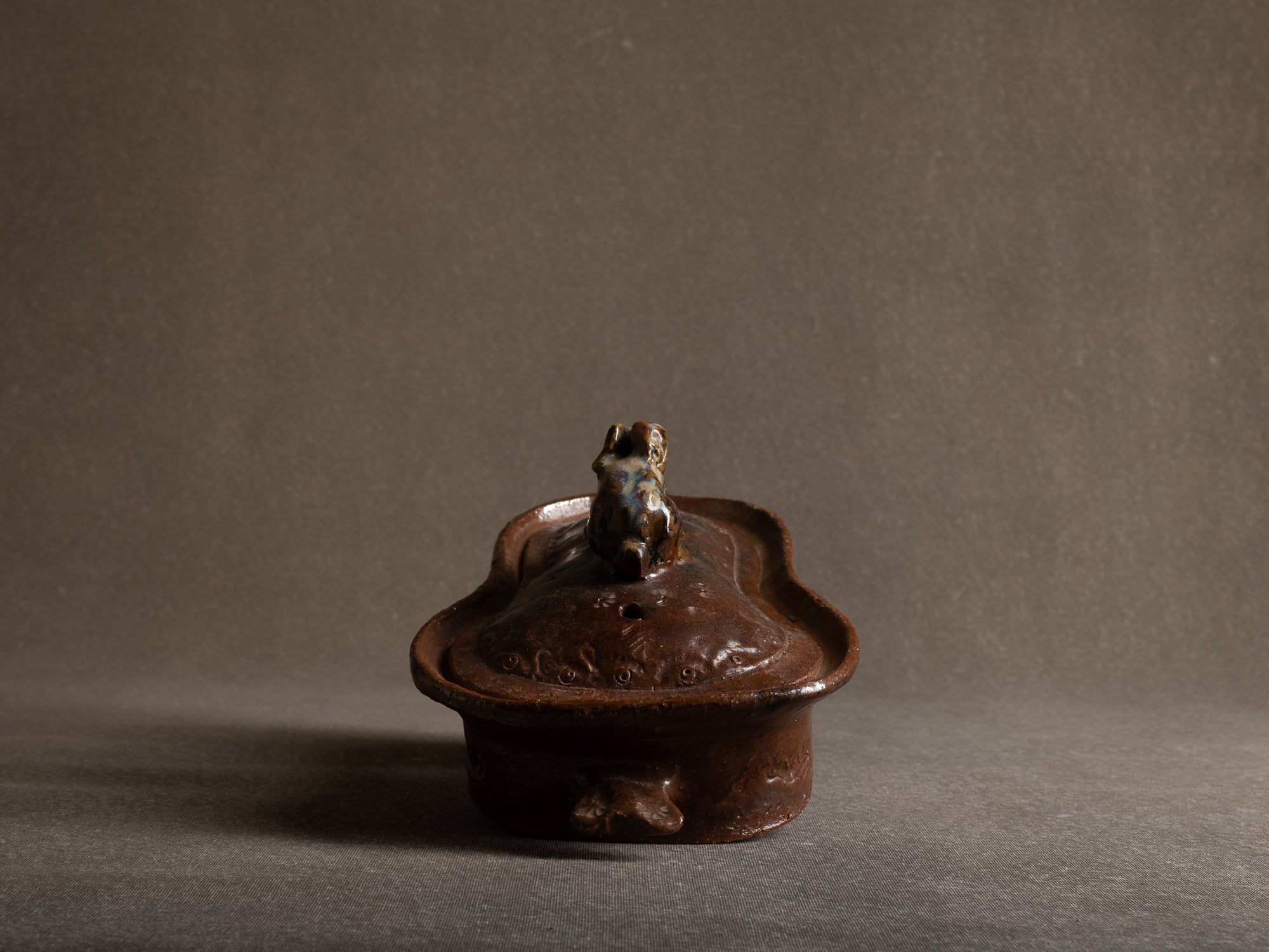Terrine "lapin" en grès de La Borne par Claude Gaget, France (années 1990-2000)..La Borne stoneware rabbit terrine by Claude Gaget, France (1990-2000's)