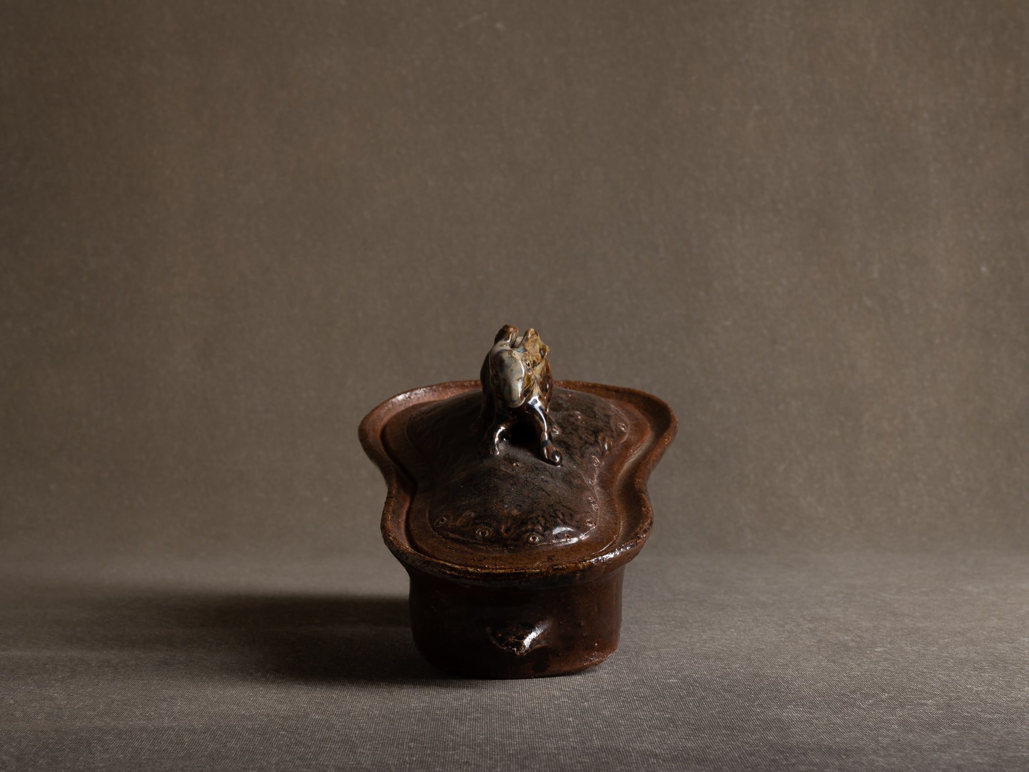 Terrine "lapin" en grès de La Borne par Claude Gaget, France (années 1990-2000)..La Borne stoneware rabbit terrine by Claude Gaget, France (1990-2000's)