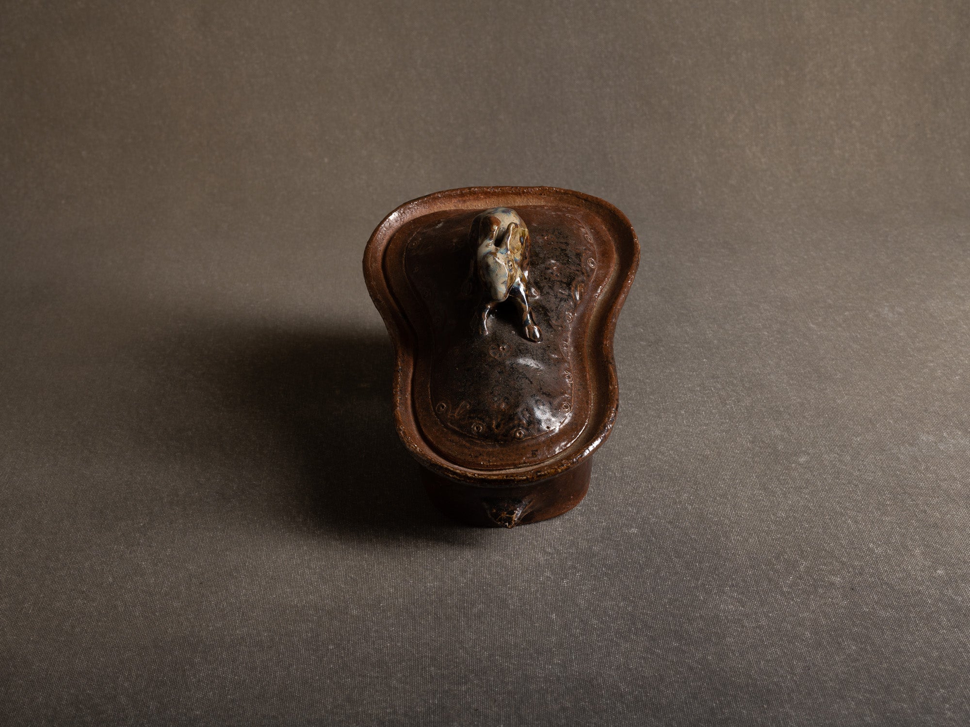 Terrine "lapin" en grès de La Borne par Claude Gaget, France (années 1990-2000)..La Borne stoneware rabbit terrine by Claude Gaget, France (1990-2000's)