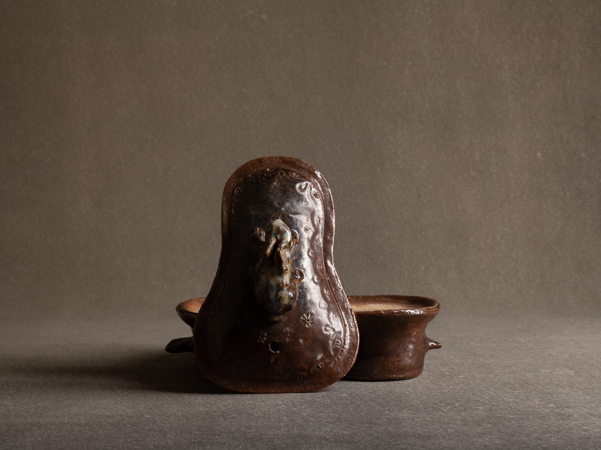 Terrine "lapin" en grès de La Borne par Claude Gaget, France (années 1990-2000)..La Borne stoneware rabbit terrine by Claude Gaget, France (1990-2000's)