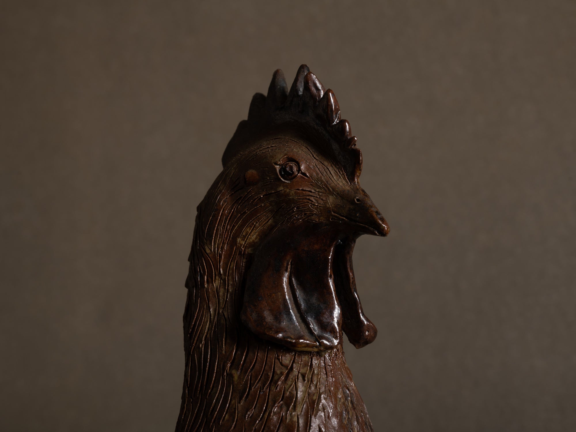 Sculpture animalière en grès de La Borne par Guy Bernon, coq, France (années 1970-80)..La Borne Guy Bernon stoneware rooster sculpture, France (1970-80's)