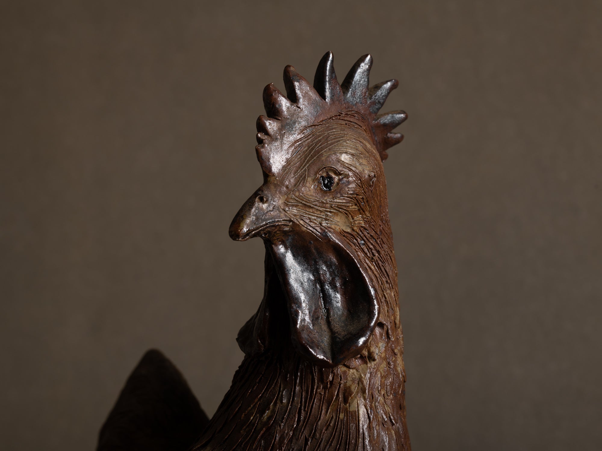 Sculpture animalière en grès de La Borne par Guy Bernon, coq, France (années 1970-80)..La Borne Guy Bernon stoneware rooster sculpture, France (1970-80's)