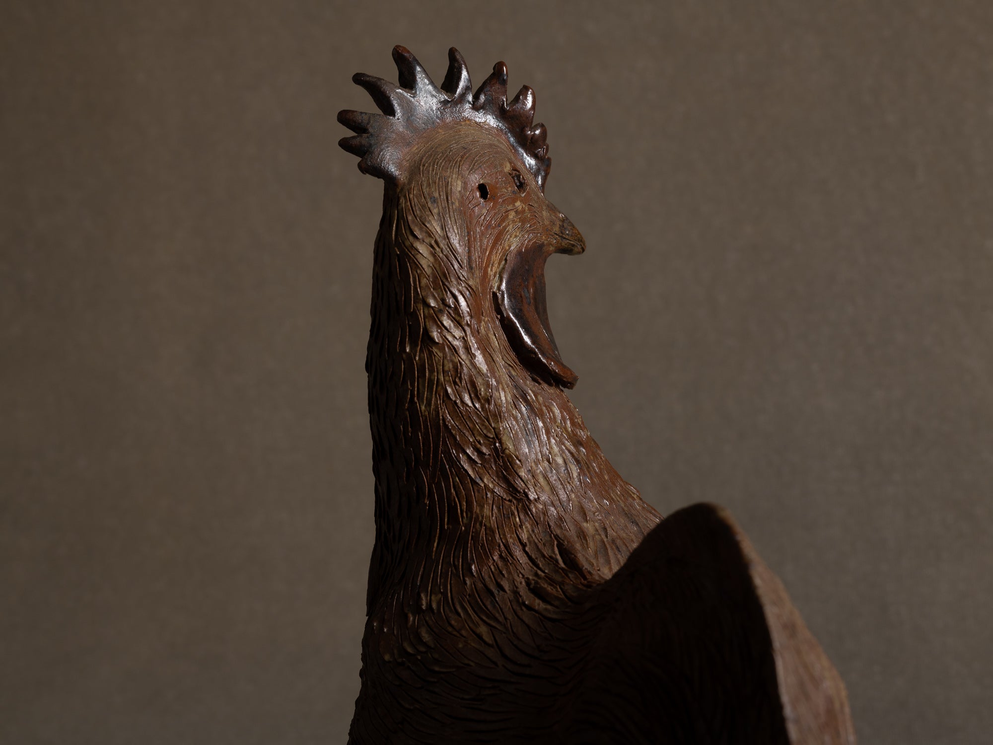 Sculpture animalière en grès de La Borne par Guy Bernon, coq, France (années 1970-80)..La Borne Guy Bernon stoneware rooster sculpture, France (1970-80's)