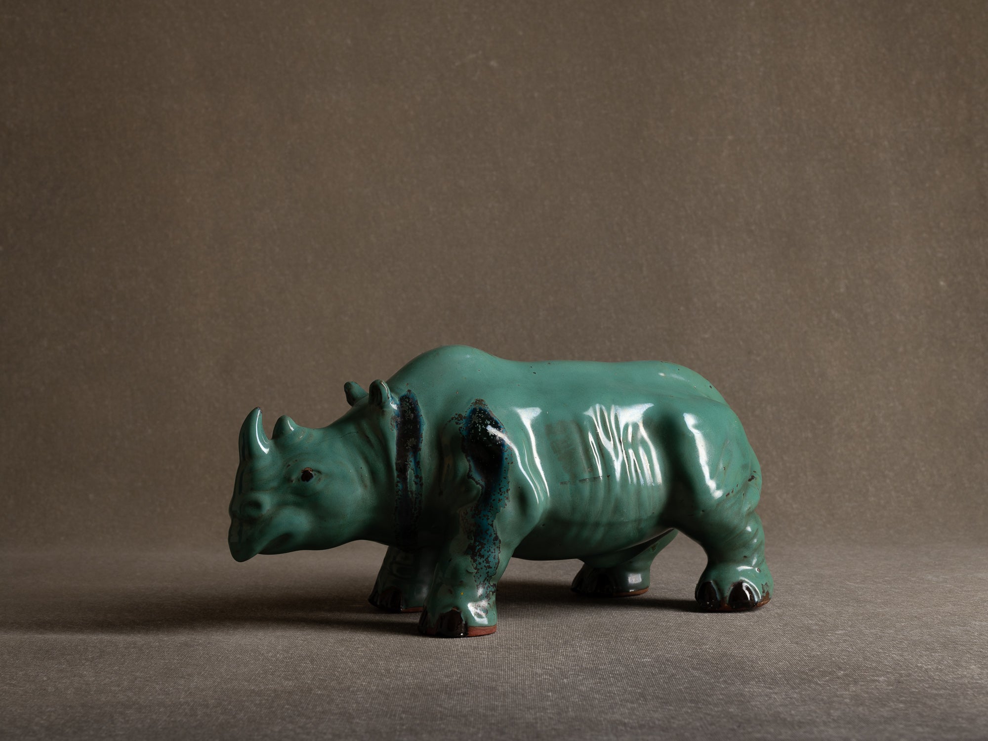 Sculpture "rhinocéros" en grès émaillé, Société des grès Rambervillers, France (années 1930).."Rhinoceros" stoneware sculpture, Société des Grès de Rambervillers, France (1930s)
