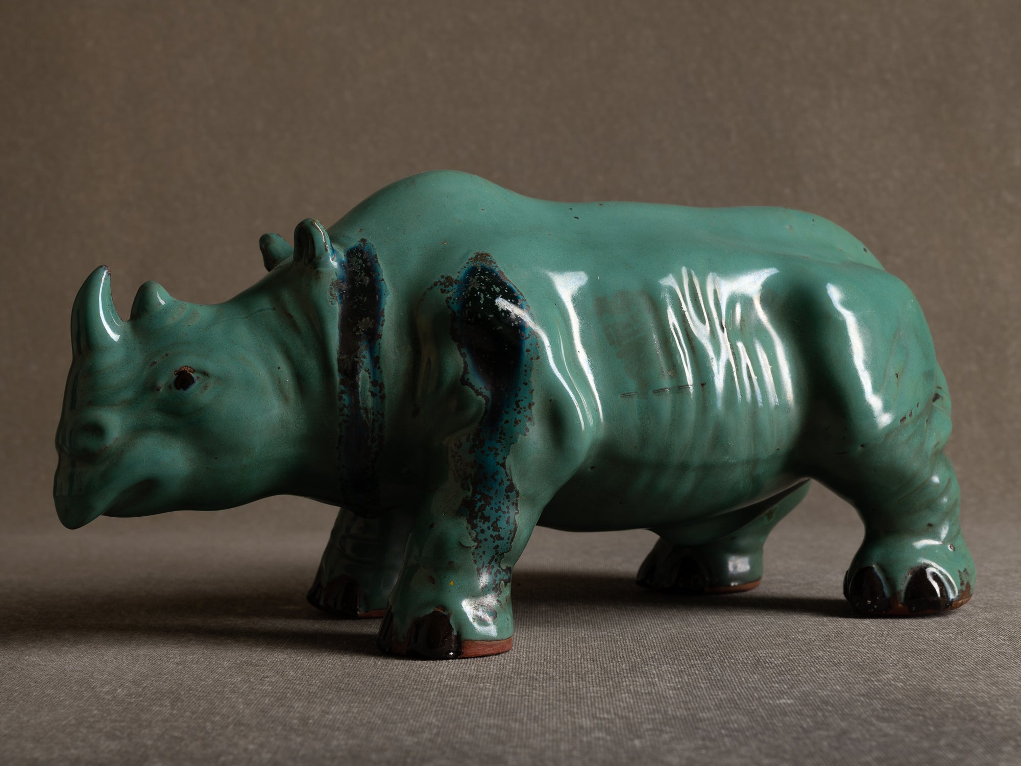 Sculpture "rhinocéros" en grès émaillé, Société des grès Rambervillers, France (années 1930).."Rhinoceros" stoneware sculpture, Société des Grès de Rambervillers, France (1930s)