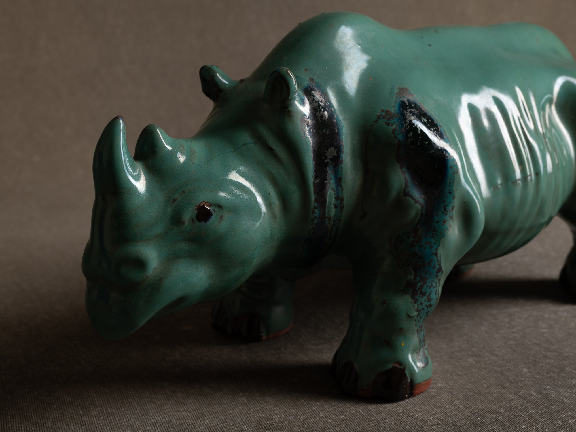 Sculpture "rhinocéros" en grès émaillé, Société des grès Rambervillers, France (années 1930).."Rhinoceros" stoneware sculpture, Société des Grès de Rambervillers, France (1930s)