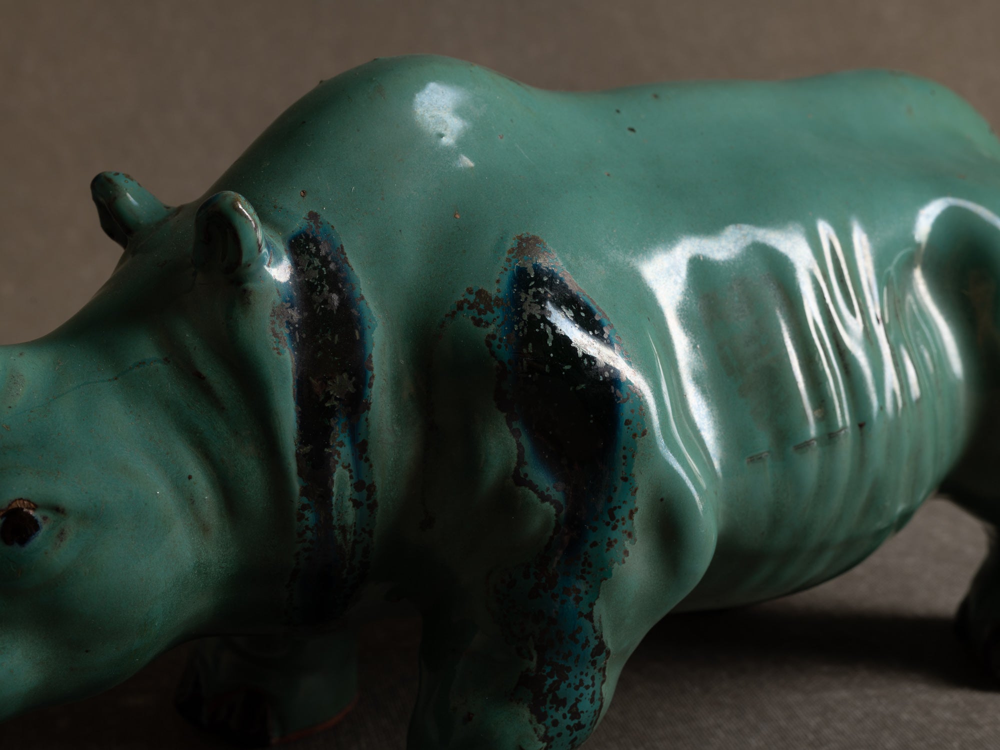 Sculpture "rhinocéros" en grès émaillé, Société des grès Rambervillers, France (années 1930).."Rhinoceros" stoneware sculpture, Société des Grès de Rambervillers, France (1930s)