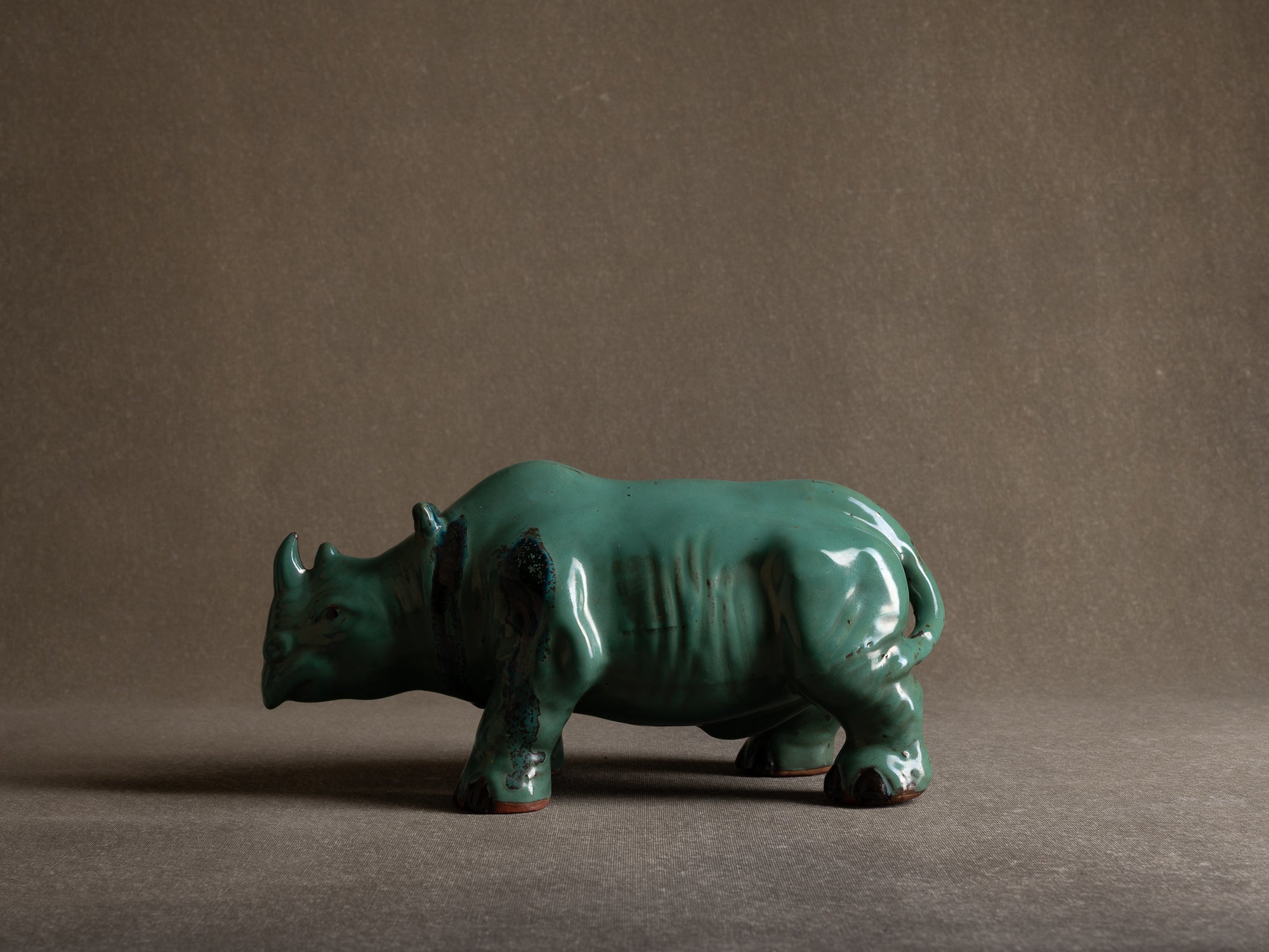 Sculpture "rhinocéros" en grès émaillé, Société des grès Rambervillers, France (années 1930).."Rhinoceros" stoneware sculpture, Société des Grès de Rambervillers, France (1930s)