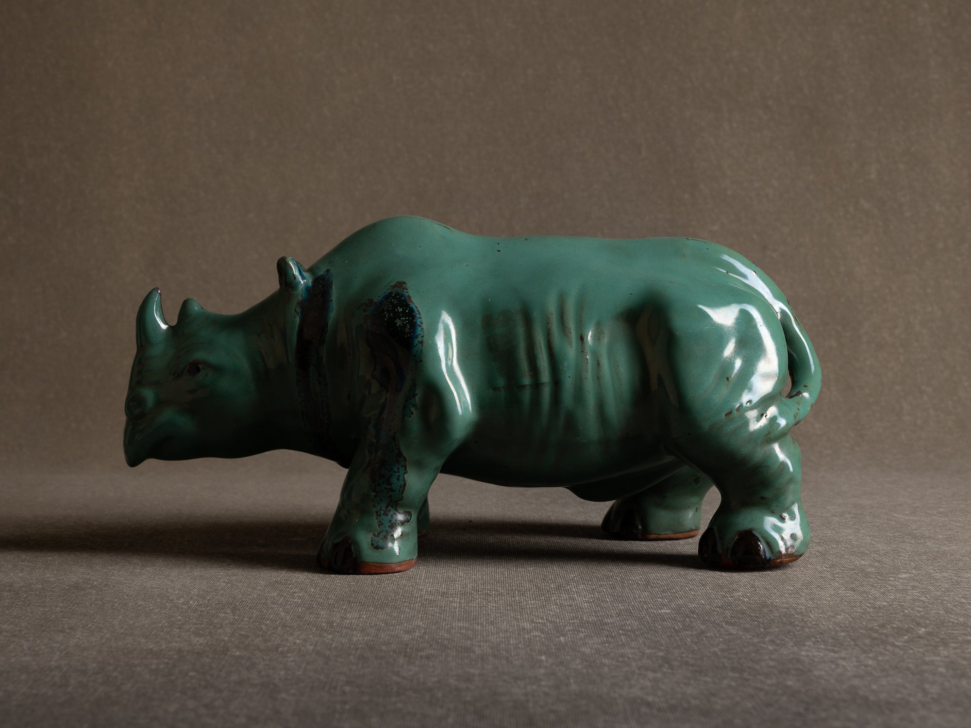 Sculpture "rhinocéros" en grès émaillé, Société des grès Rambervillers, France (années 1930).."Rhinoceros" stoneware sculpture, Société des Grès de Rambervillers, France (1930s)