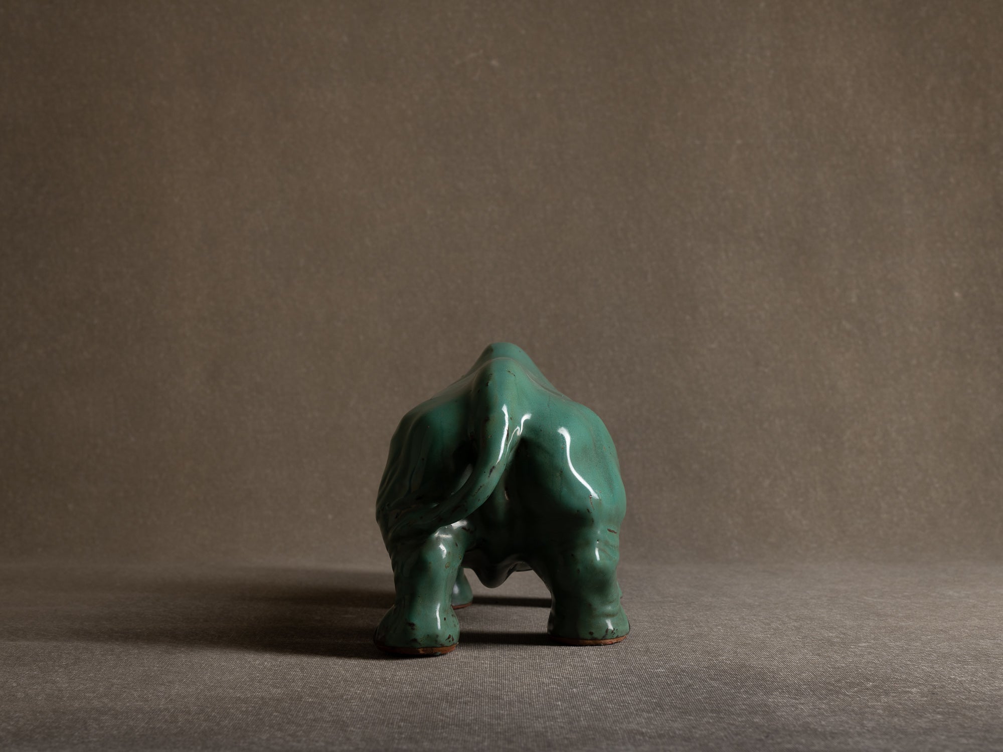 Sculpture "rhinocéros" en grès émaillé, Société des grès Rambervillers, France (années 1930).."Rhinoceros" stoneware sculpture, Société des Grès de Rambervillers, France (1930s)