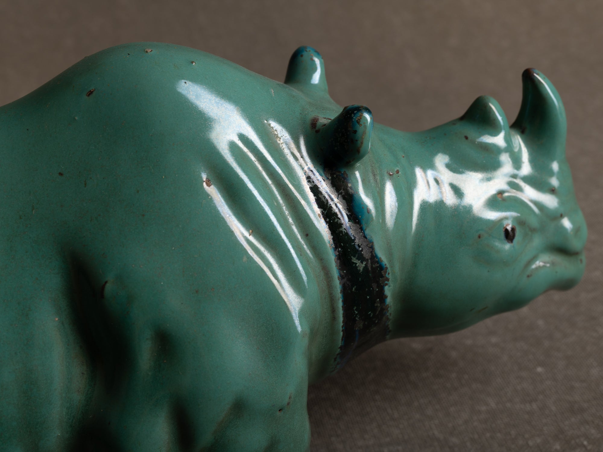 Sculpture "rhinocéros" en grès émaillé, Société des grès Rambervillers, France (années 1930).."Rhinoceros" stoneware sculpture, Société des Grès de Rambervillers, France (1930s)