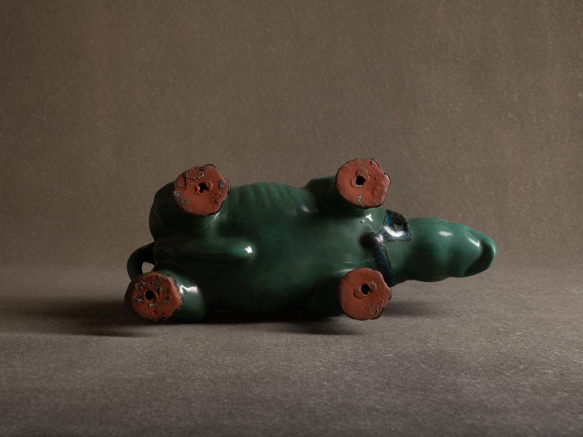 Sculpture "rhinocéros" en grès émaillé, Société des grès Rambervillers, France (années 1930).."Rhinoceros" stoneware sculpture, Société des Grès de Rambervillers, France (1930s)