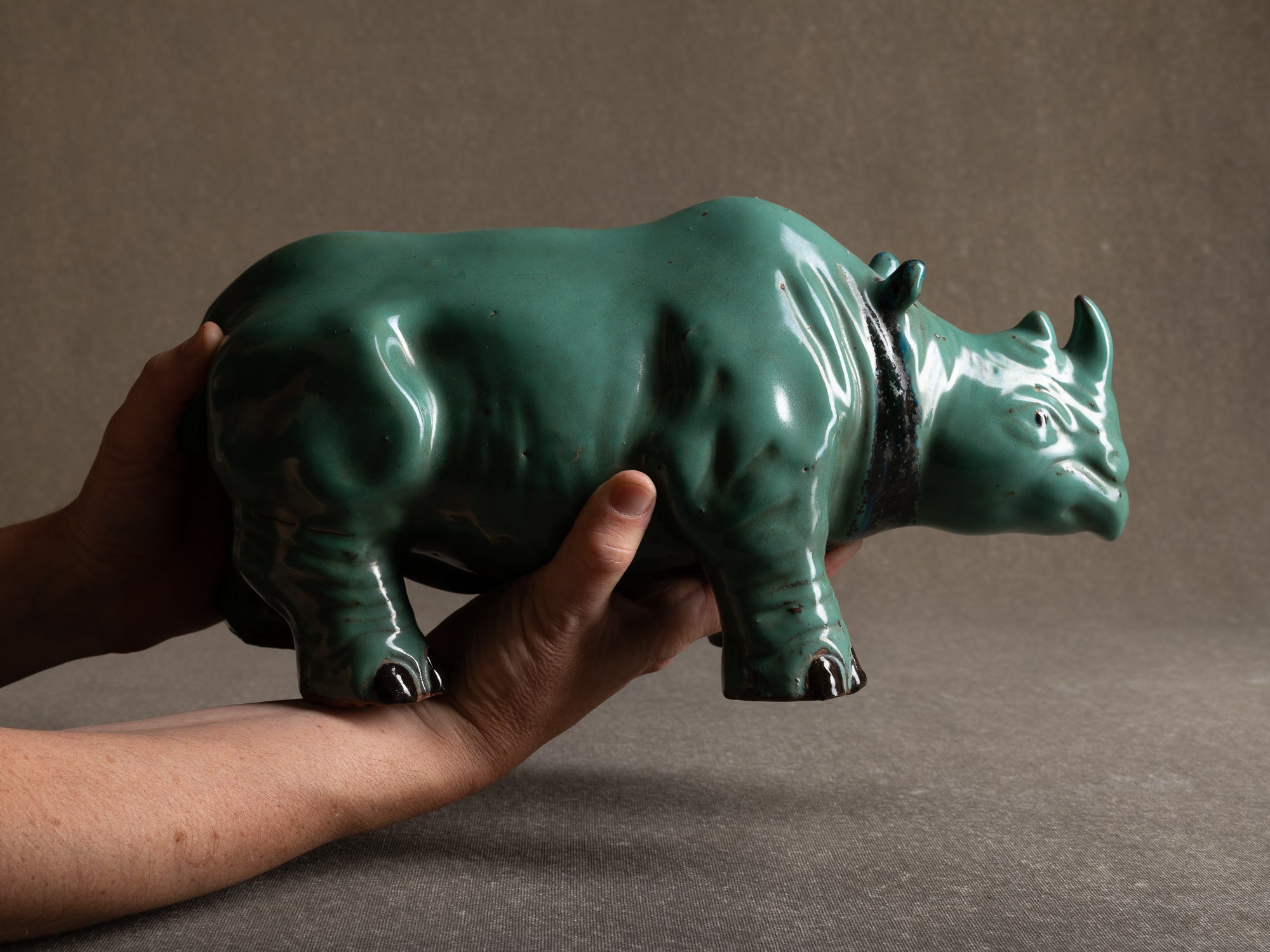 Sculpture "rhinocéros" en grès émaillé, Société des grès Rambervillers, France (années 1930).."Rhinoceros" stoneware sculpture, Société des Grès de Rambervillers, France (1930s)