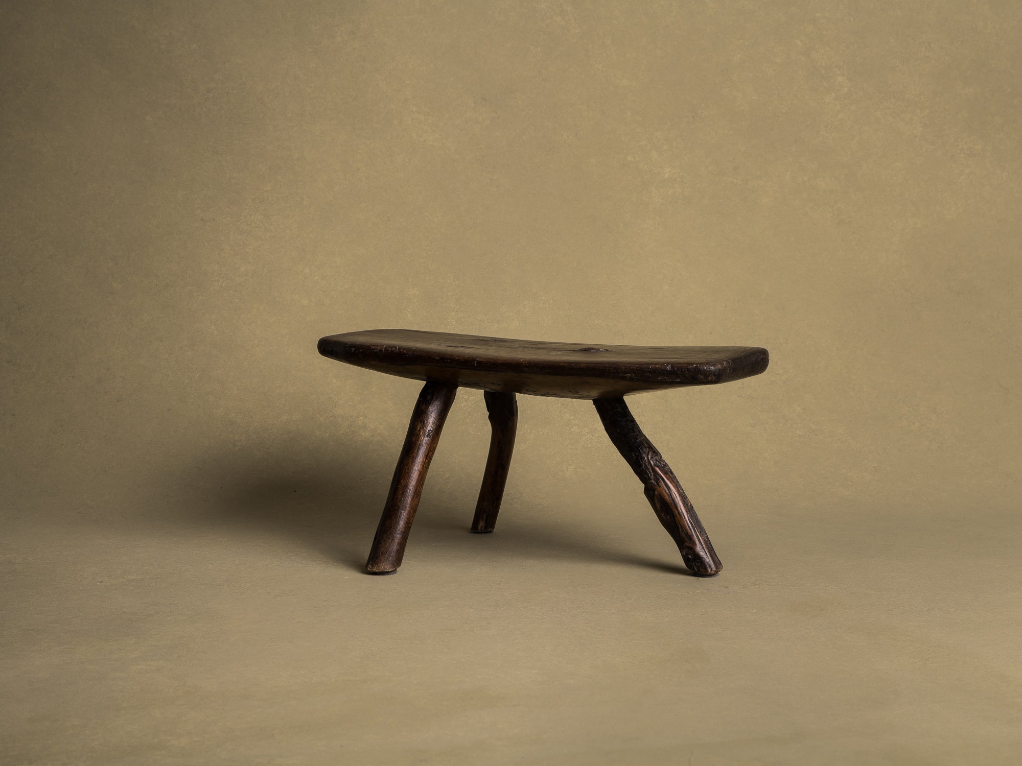 Tabouret de traite, art paysan auvergnat, France (XIXe siècle)..Milking stool, Auvergne peasant art, France (19th century)