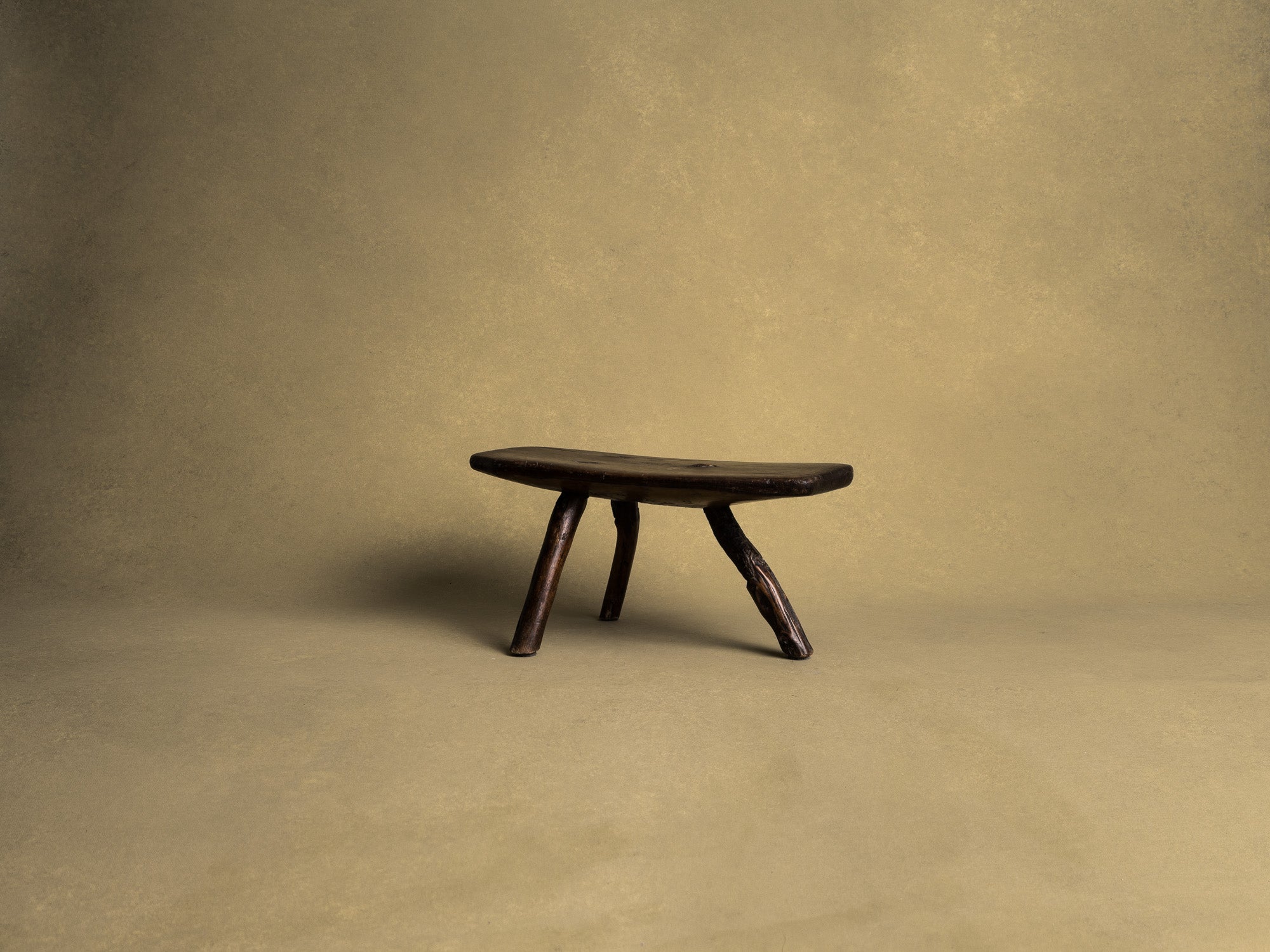 Tabouret de traite, art paysan auvergnat, France (XIXe siècle)..Milking stool, Auvergne peasant art, France (19th century)