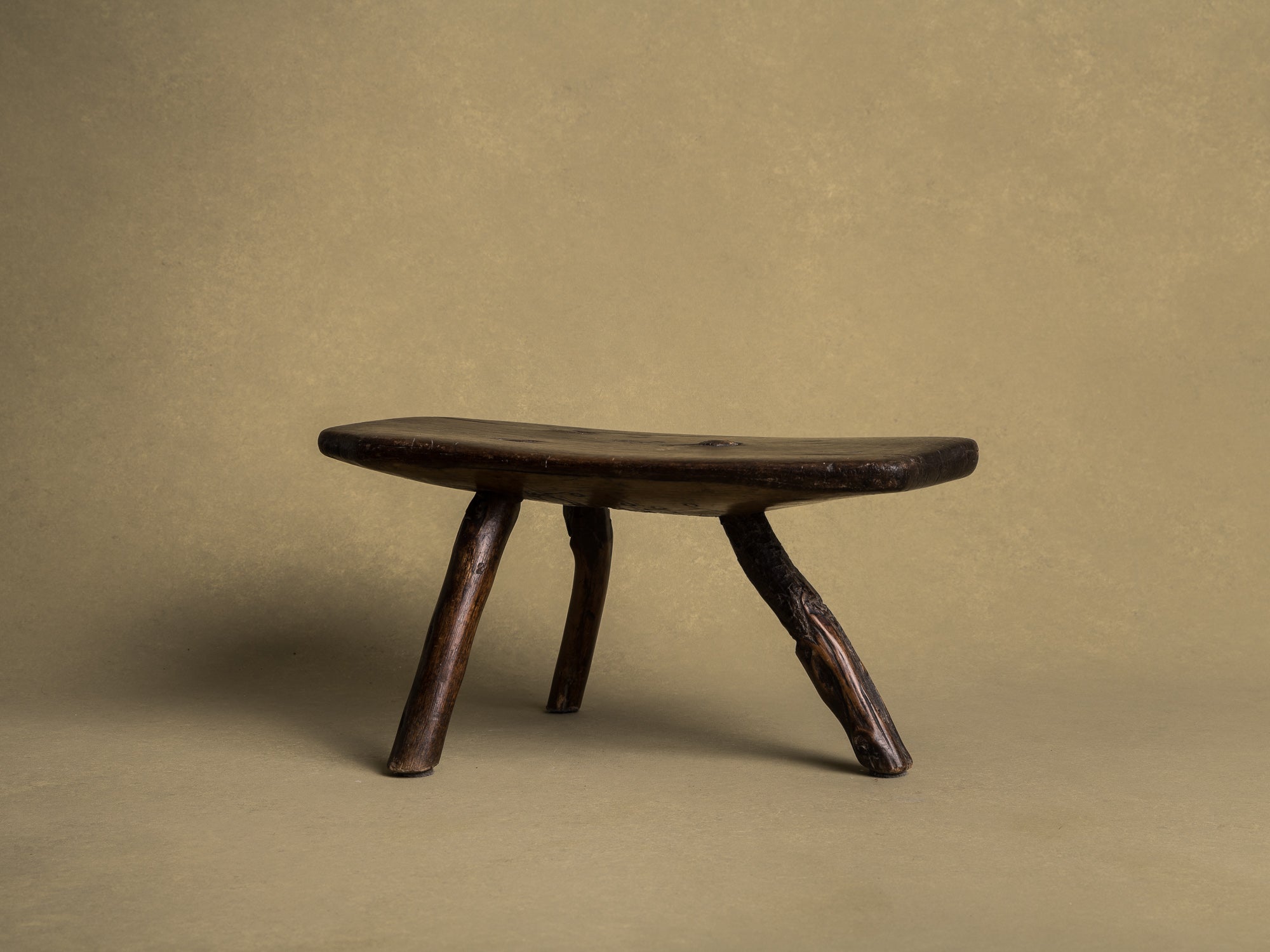 Tabouret de traite, art paysan auvergnat, France (XIXe siècle)..Milking stool, Auvergne peasant art, France (19th century)