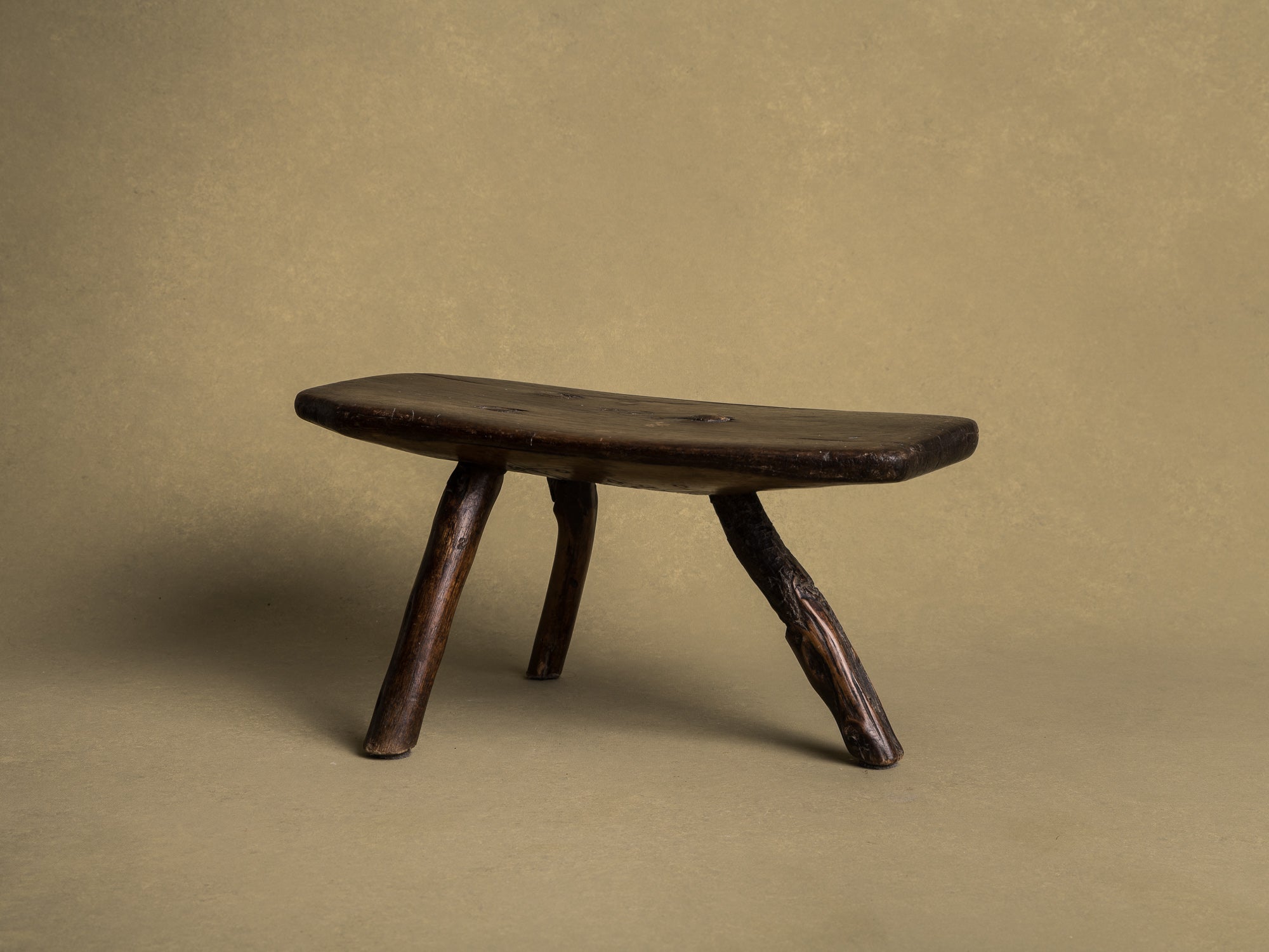 Tabouret de traite, art paysan auvergnat, France (XIXe siècle)..Milking stool, Auvergne peasant art, France (19th century)