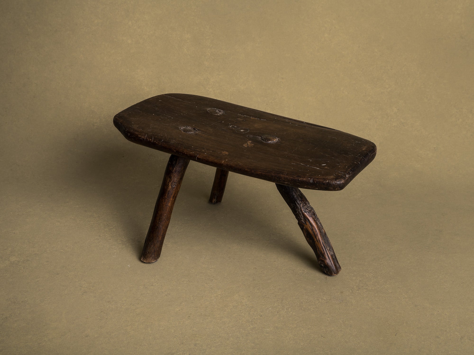 Tabouret de traite, art paysan auvergnat, France (XIXe siècle)..Milking stool, Auvergne peasant art, France (19th century)