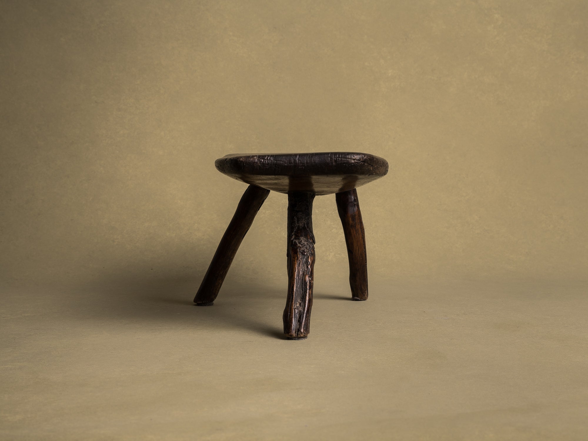 Tabouret de traite, art paysan auvergnat, France (XIXe siècle)..Milking stool, Auvergne peasant art, France (19th century)