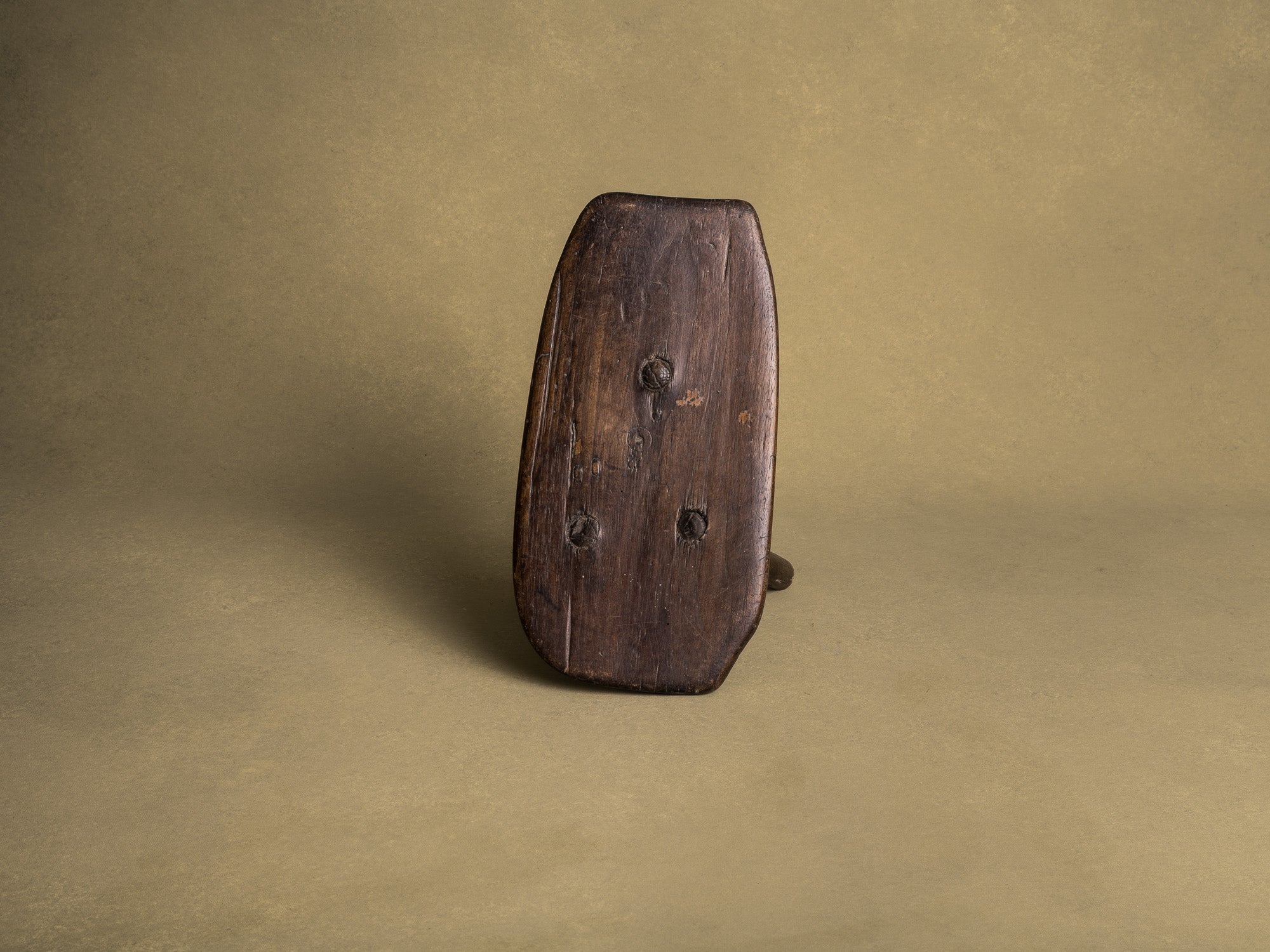 Tabouret de traite, art paysan auvergnat, France (XIXe siècle)..Milking stool, Auvergne peasant art, France (19th century)