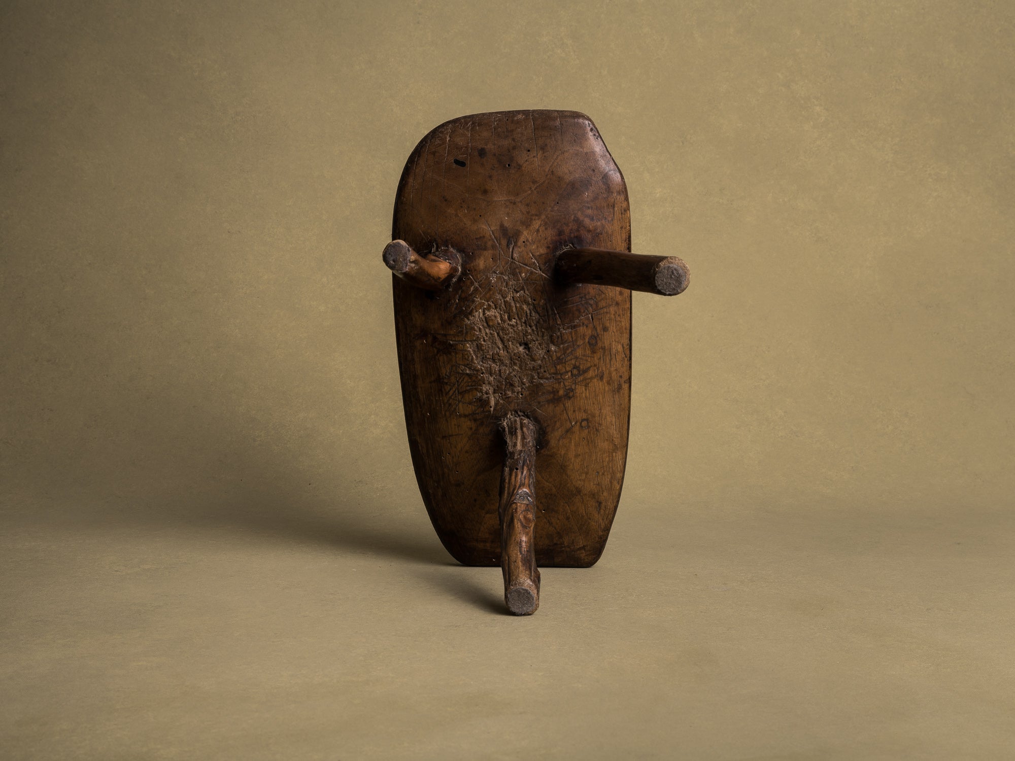 Tabouret de traite, art paysan auvergnat, France (XIXe siècle)..Milking stool, Auvergne peasant art, France (19th century)