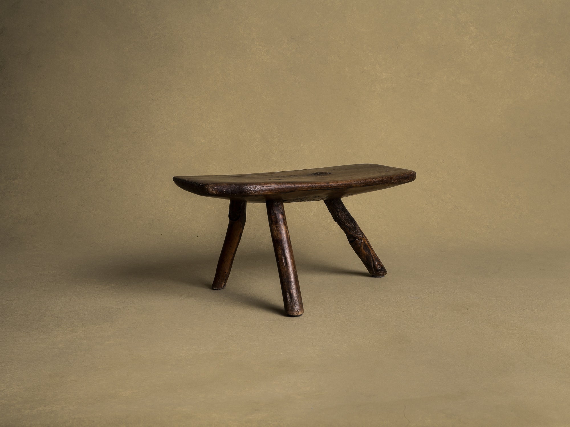 Tabouret de traite, art paysan auvergnat, France (XIXe siècle)..Milking stool, Auvergne peasant art, France (19th century)