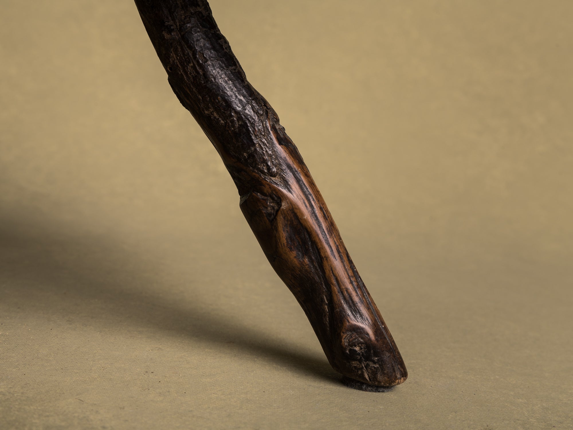 Tabouret de traite, art paysan auvergnat, France (XIXe siècle)..Milking stool, Auvergne peasant art, France (19th century)