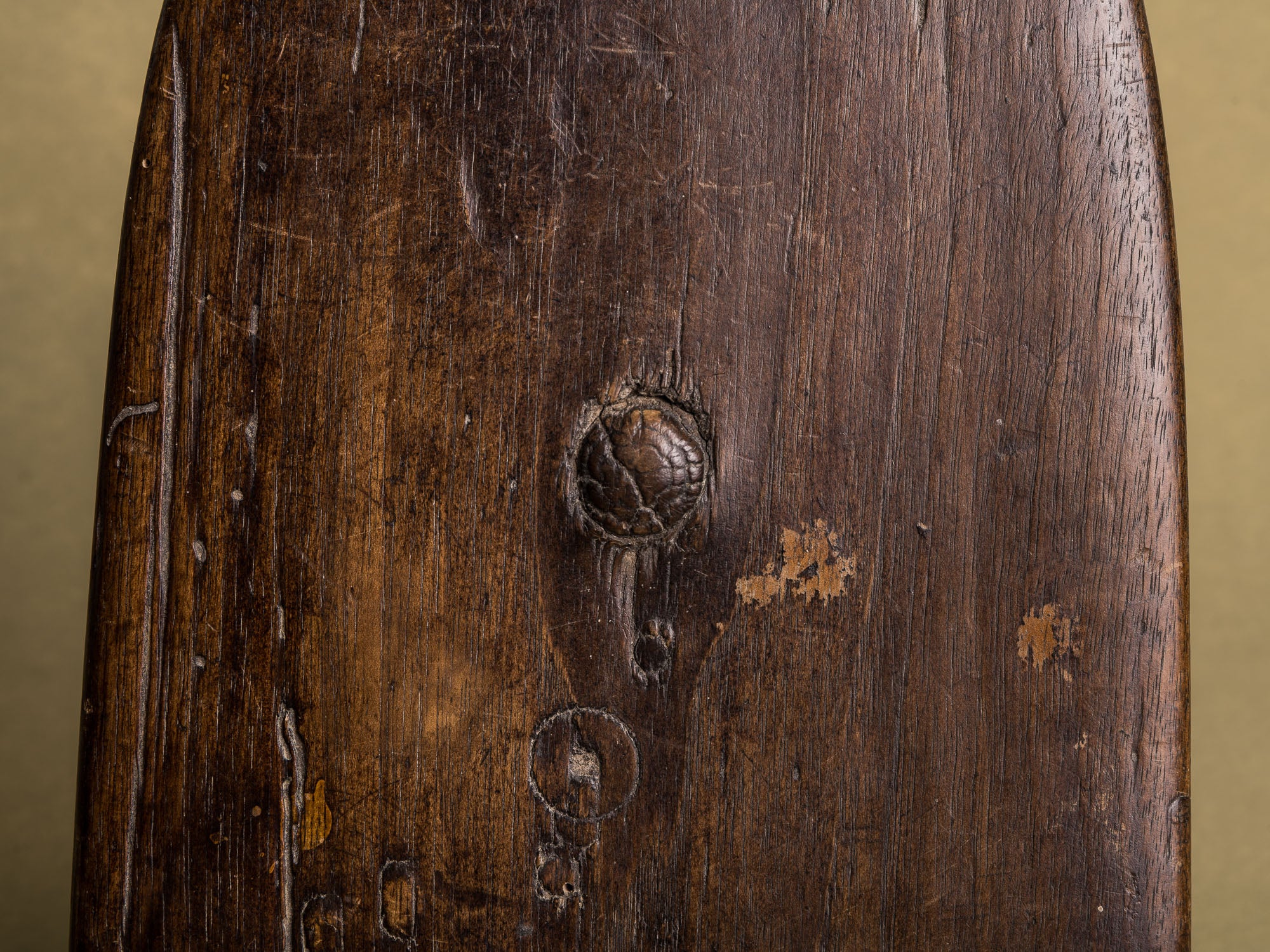 Tabouret de traite, art paysan auvergnat, France (XIXe siècle)..Milking stool, Auvergne peasant art, France (19th century)