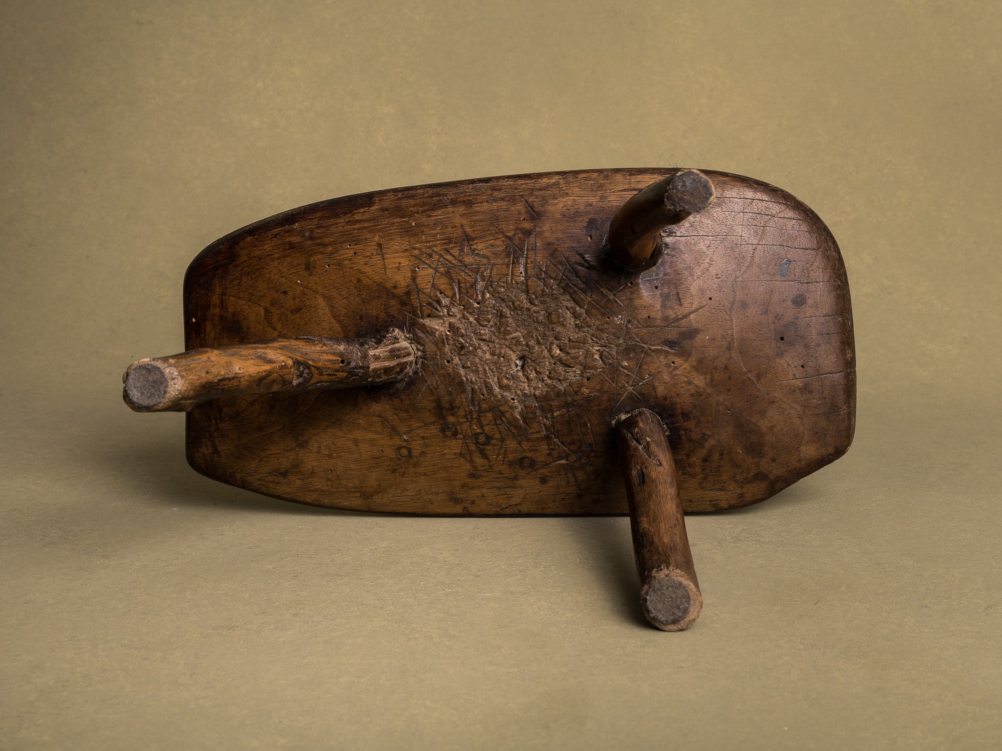 Tabouret de traite, art paysan auvergnat, France (XIXe siècle)..Milking stool, Auvergne peasant art, France (19th century)