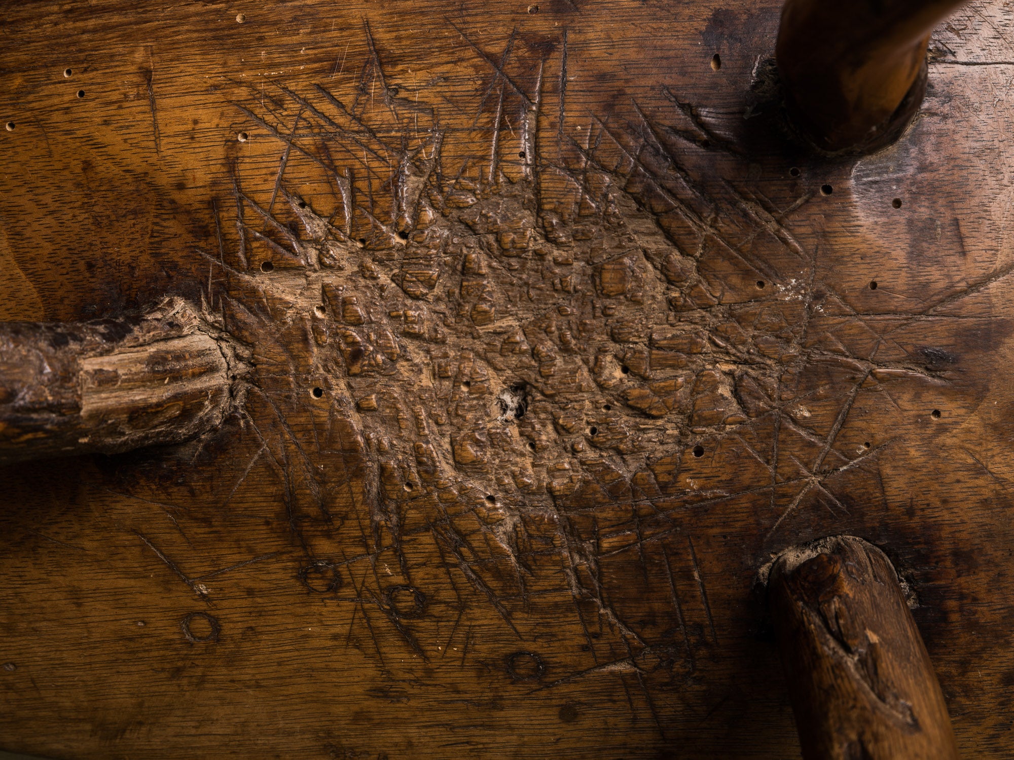 Tabouret de traite, art paysan auvergnat, France (XIXe siècle)..Milking stool, Auvergne peasant art, France (19th century)