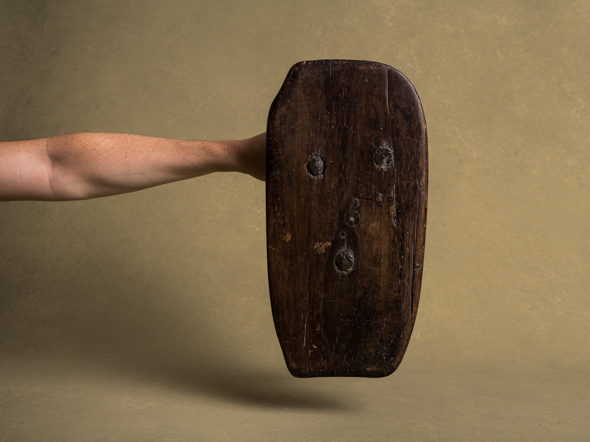 Tabouret de traite, art paysan auvergnat, France (XIXe siècle)..Milking stool, Auvergne peasant art, France (19th century)