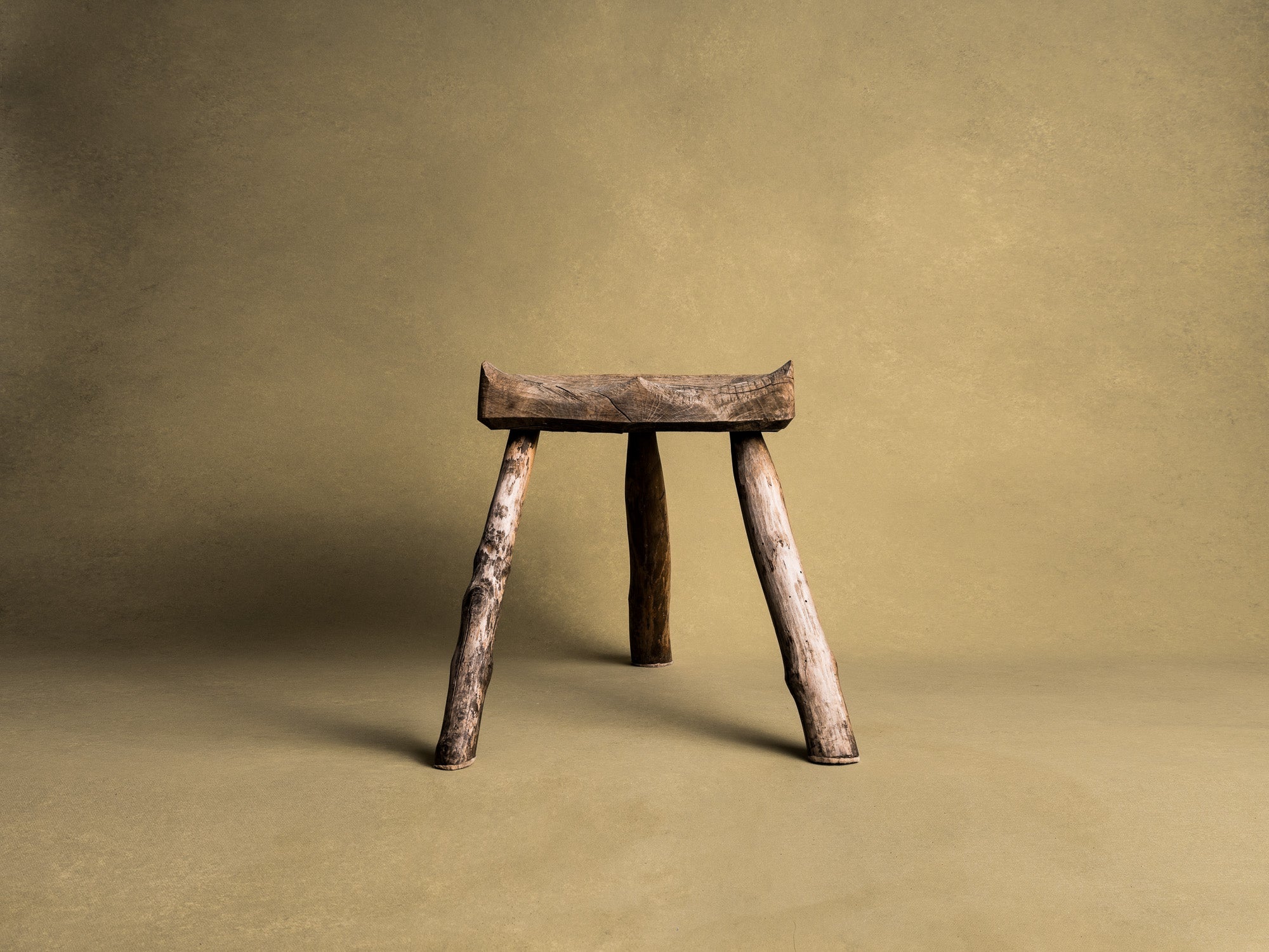 Grand tabouret de traite tripode, art paysan basque, France (XIXe siècle)..Large Milking stool, Pyrénées mountains basque peasant art, France (19th century)