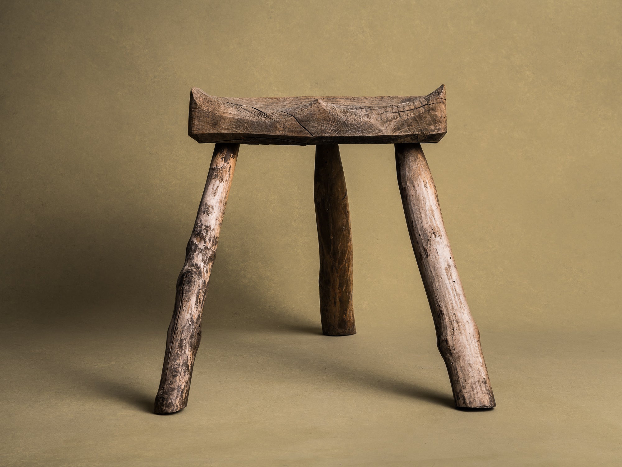 Grand tabouret de traite tripode, art paysan basque, France (XIXe siècle)..Large Milking stool, Pyrénées mountains basque peasant art, France (19th century)