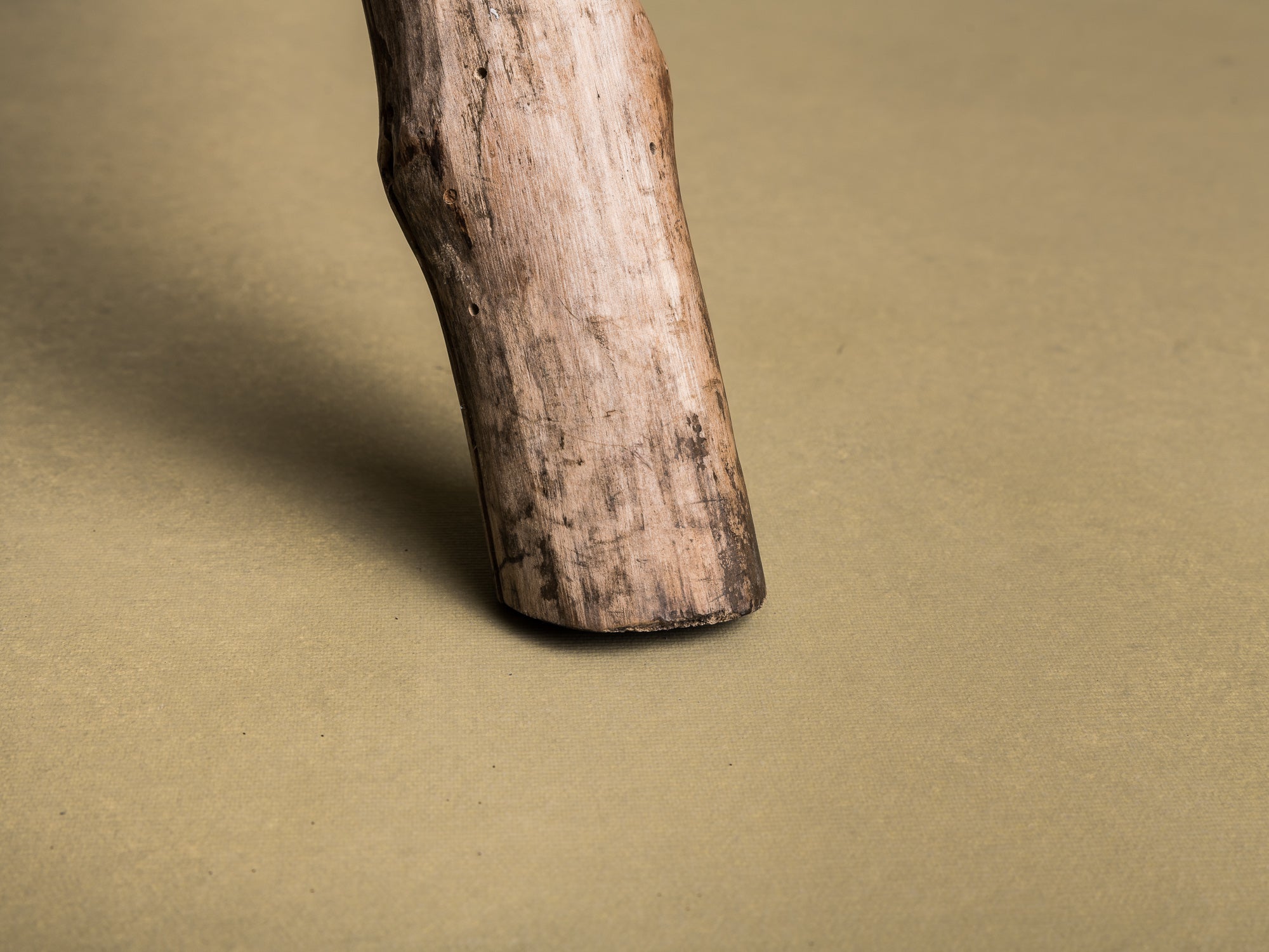 Grand tabouret de traite tripode, art paysan basque, France (XIXe siècle)..Large Milking stool, Pyrénées mountains basque peasant art, France (19th century)