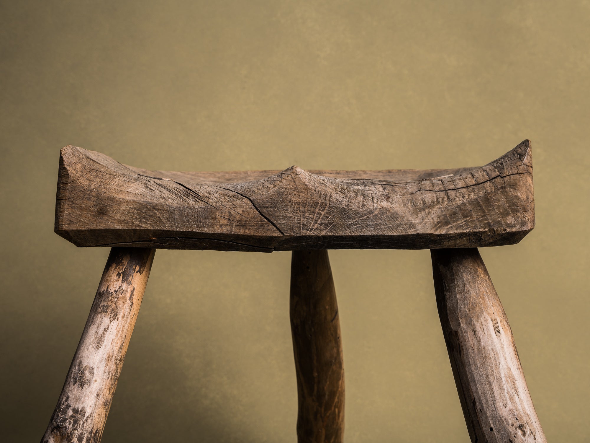 Grand tabouret de traite tripode, art paysan basque, France (XIXe siècle)..Large Milking stool, Pyrénées mountains basque peasant art, France (19th century)