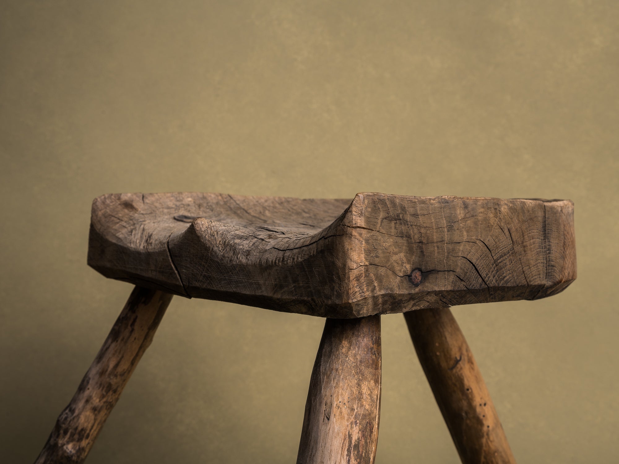 Grand tabouret de traite tripode, art paysan basque, France (XIXe siècle)..Large Milking stool, Pyrénées mountains basque peasant art, France (19th century)