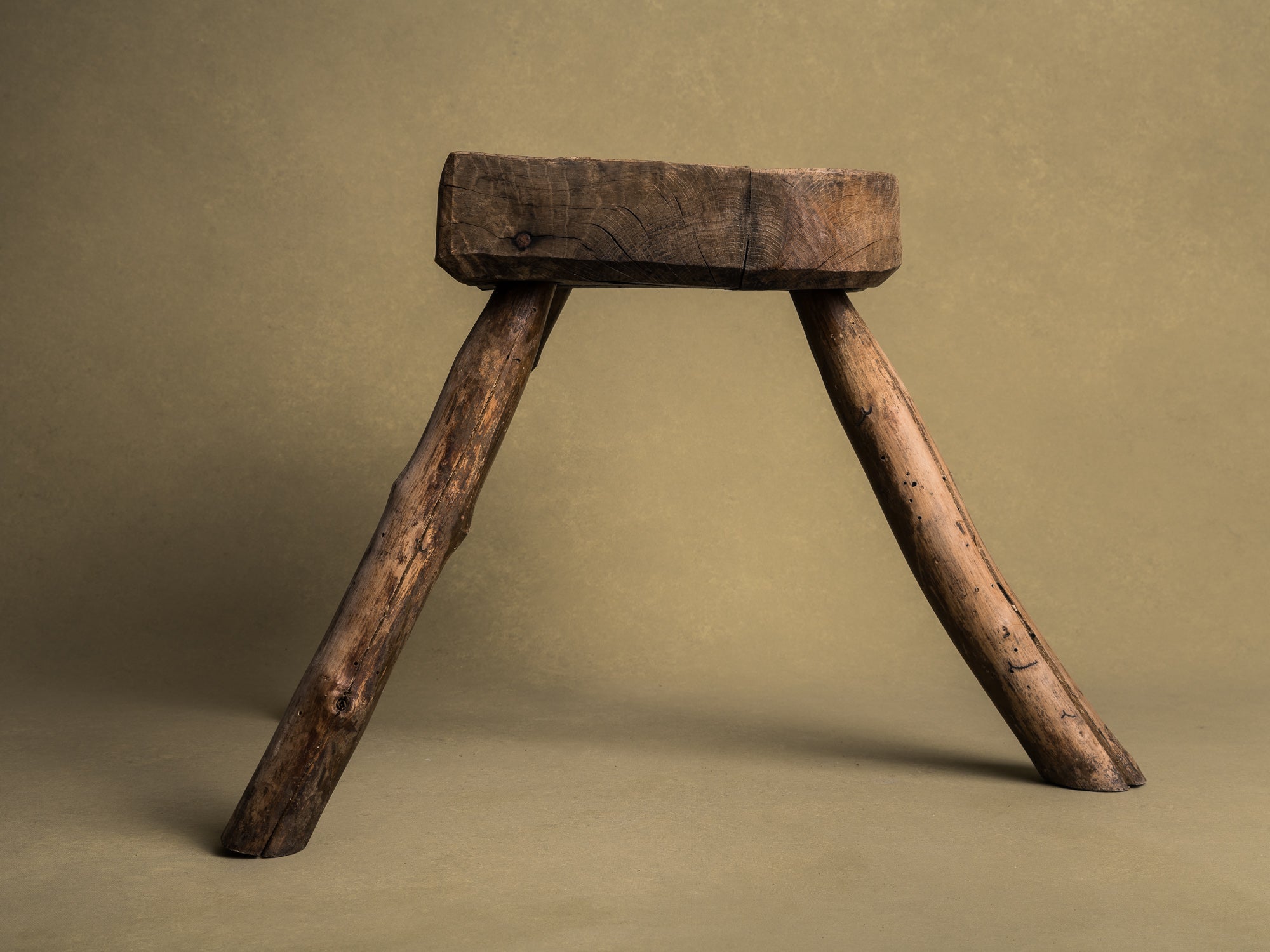 Grand tabouret de traite tripode, art paysan basque, France (XIXe siècle)..Large Milking stool, Pyrénées mountains basque peasant art, France (19th century)