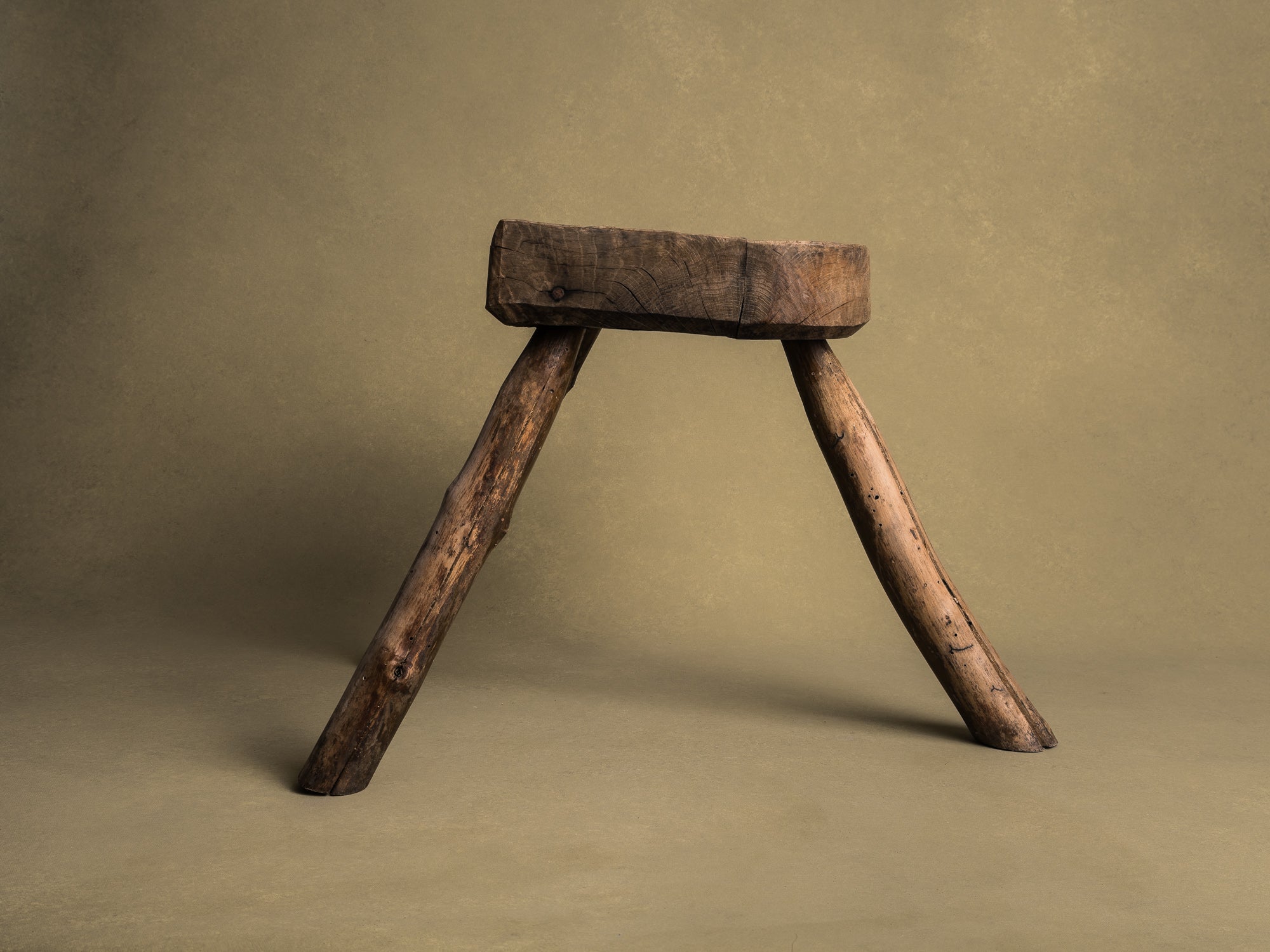 Grand tabouret de traite tripode, art paysan basque, France (XIXe siècle)..Large Milking stool, Pyrénées mountains basque peasant art, France (19th century)