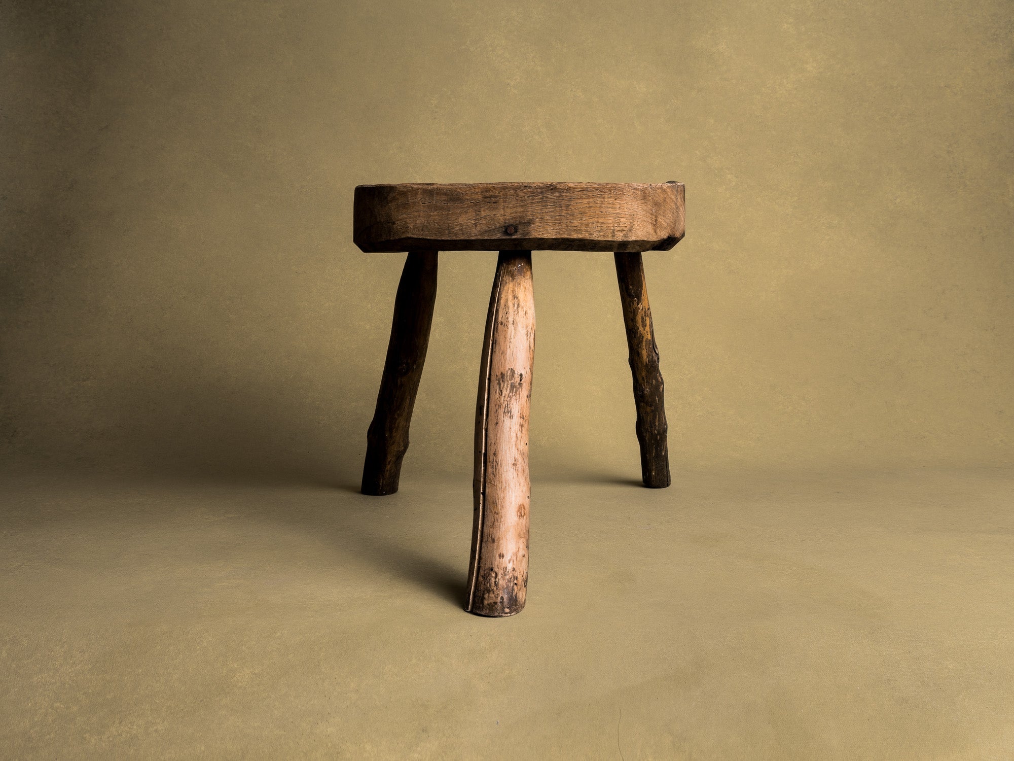 Grand tabouret de traite tripode, art paysan basque, France (XIXe siècle)..Large Milking stool, Pyrénées mountains basque peasant art, France (19th century)