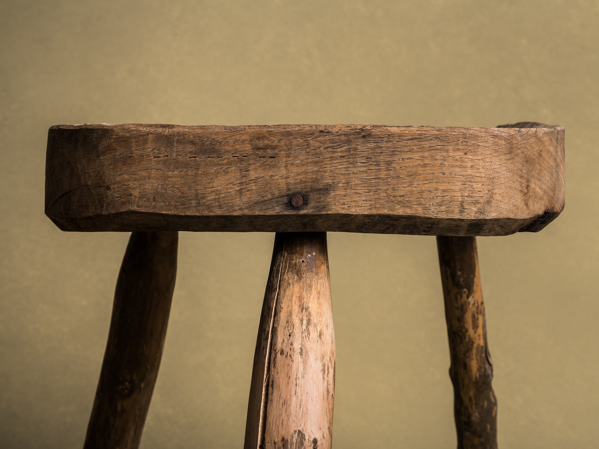 Grand tabouret de traite tripode, art paysan basque, France (XIXe siècle)..Large Milking stool, Pyrénées mountains basque peasant art, France (19th century)