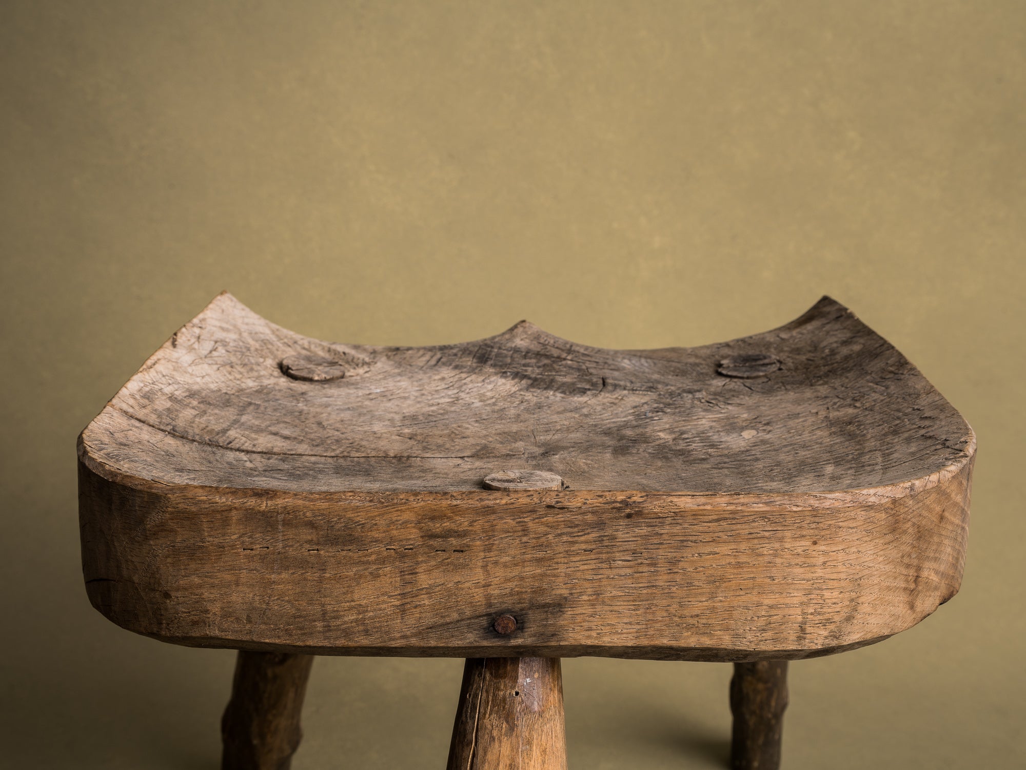 Grand tabouret de traite tripode, art paysan basque, France (XIXe siècle)..Large Milking stool, Pyrénées mountains basque peasant art, France (19th century)