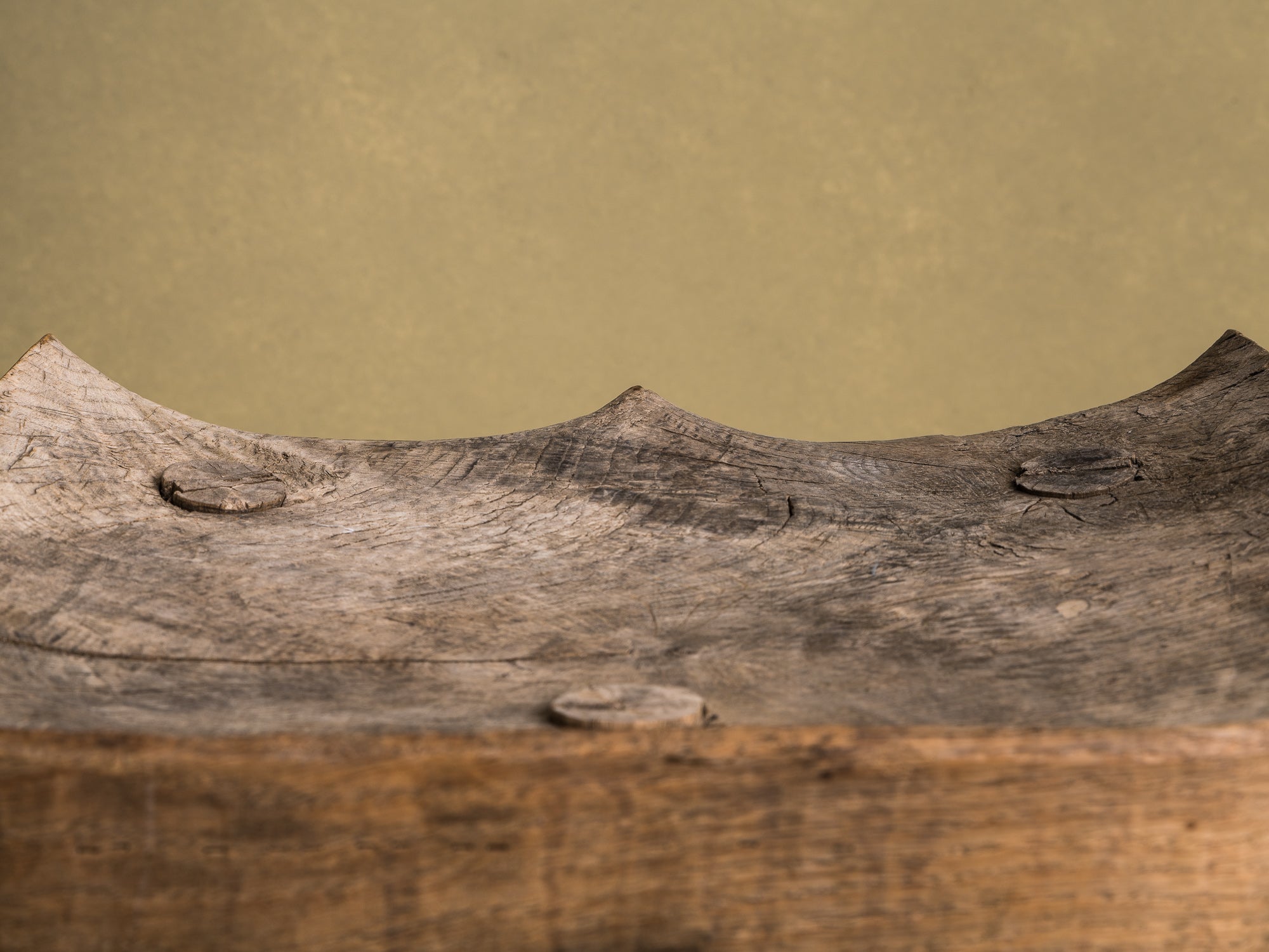 Grand tabouret de traite tripode, art paysan basque, France (XIXe siècle)..Large Milking stool, Pyrénées mountains basque peasant art, France (19th century)
