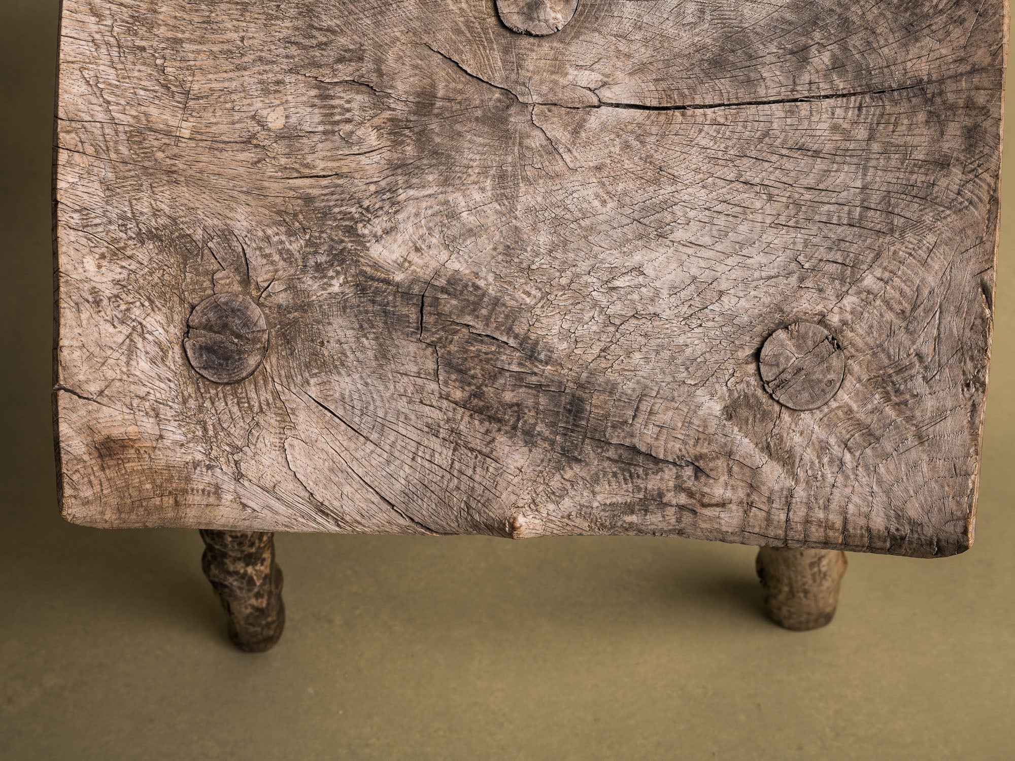 Grand tabouret de traite tripode, art paysan basque, France (XIXe siècle)..Large Milking stool, Pyrénées mountains basque peasant art, France (19th century)