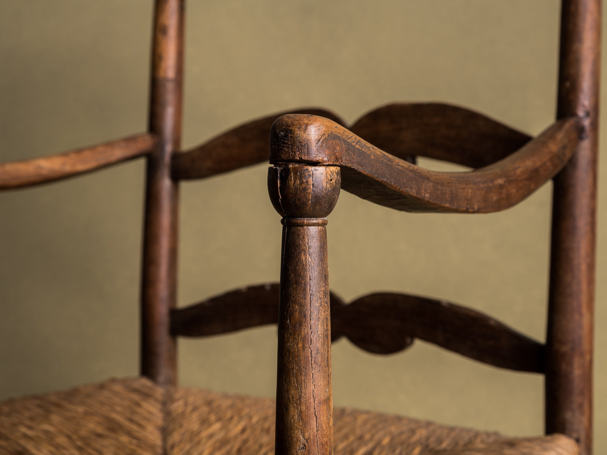 Fauteuil paillé, art paysan provençal, France (Fin du XVIIIe / début du XIXe siècle)..Provence Straw armchair, peasant art, France (Late 18th / early 19th century)