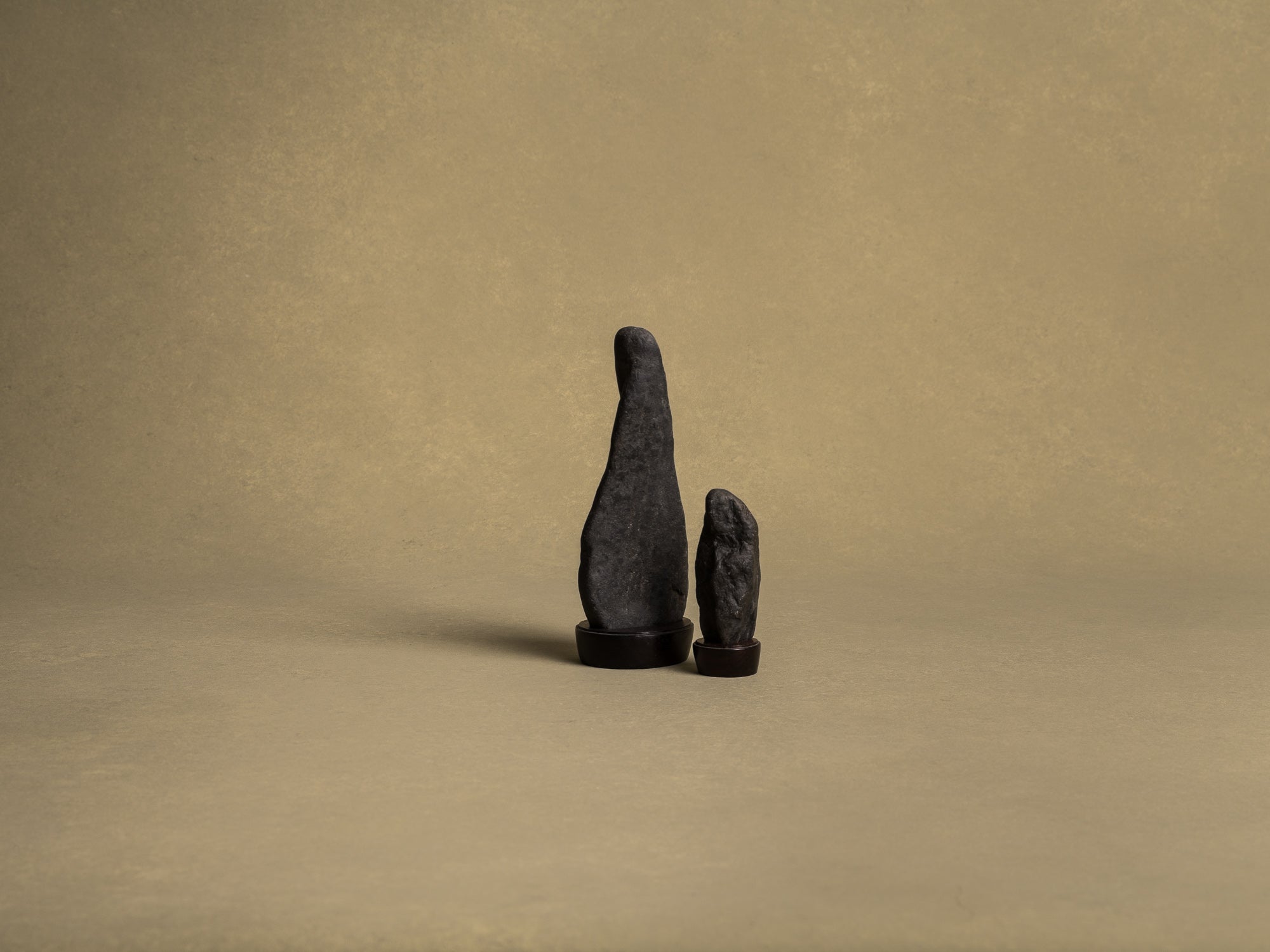 Suiseki sugata‑ishi, pierres‑personnages, Japon (XXe siècle)..Suiseki, mingei sugata‑ishi stones, Japan (20th century)