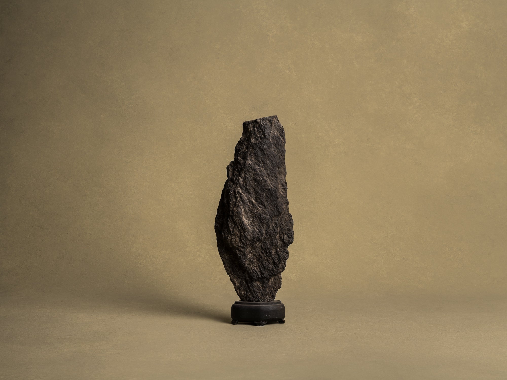 Ancien Suiseki, yamagata‑ishi, pierre‑montagne, Japon (XIXe siècle)..Old Suiseki, mingei yamagata‑ishi montain stone, Japan (19th century)